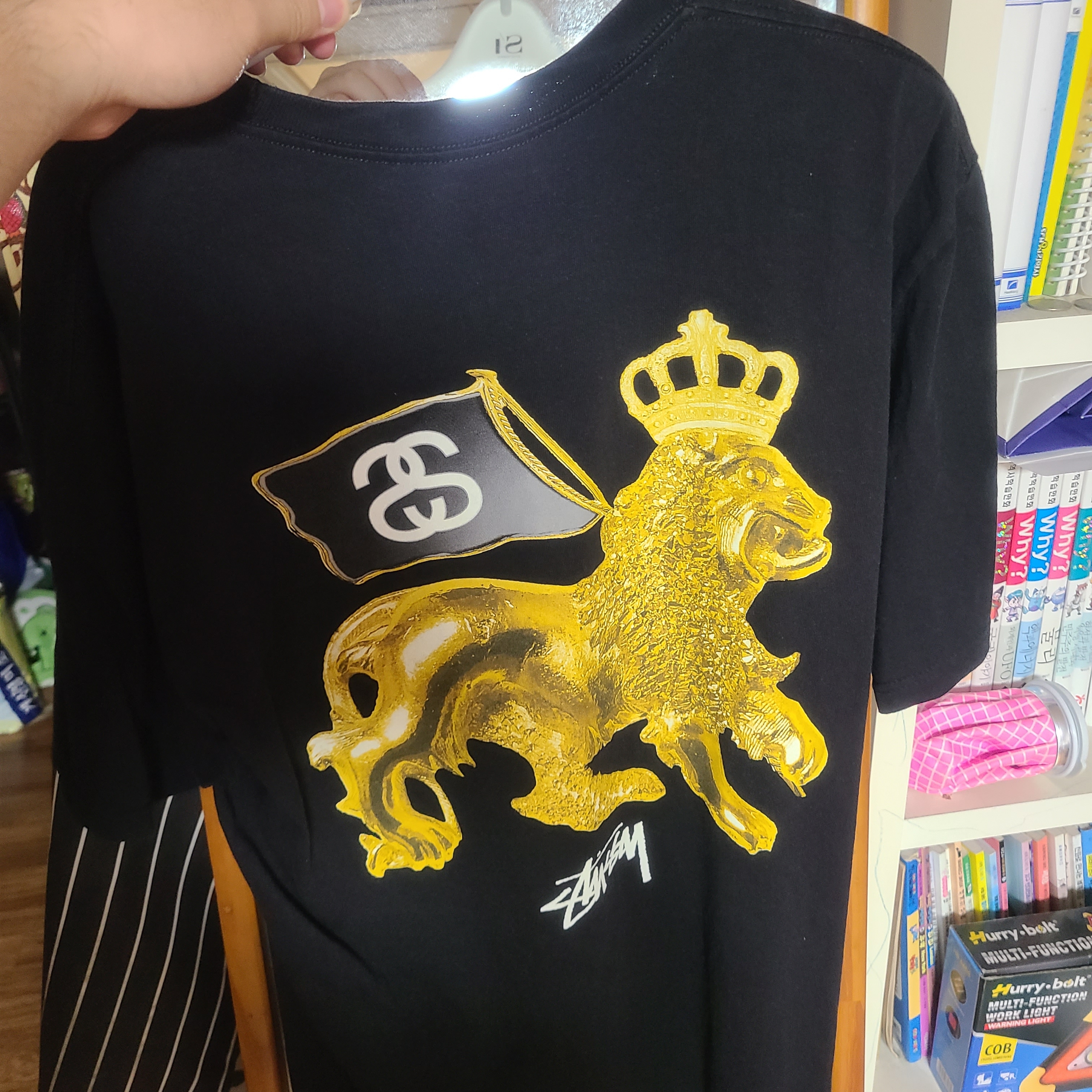 Stussy Gold Lion T-Shirt Black 착용 스타일