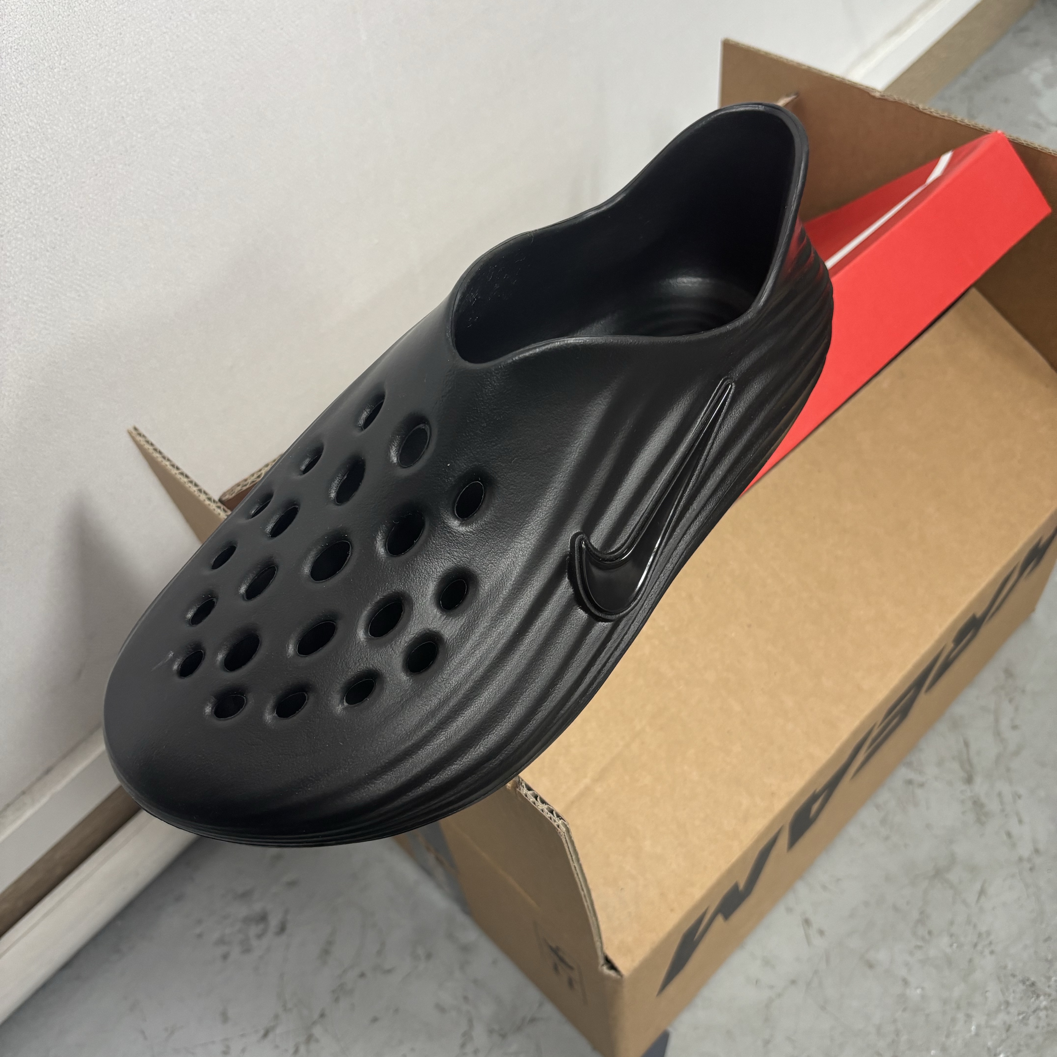 Nike ReactX Rejuven8 Triple Black 착용 스타일