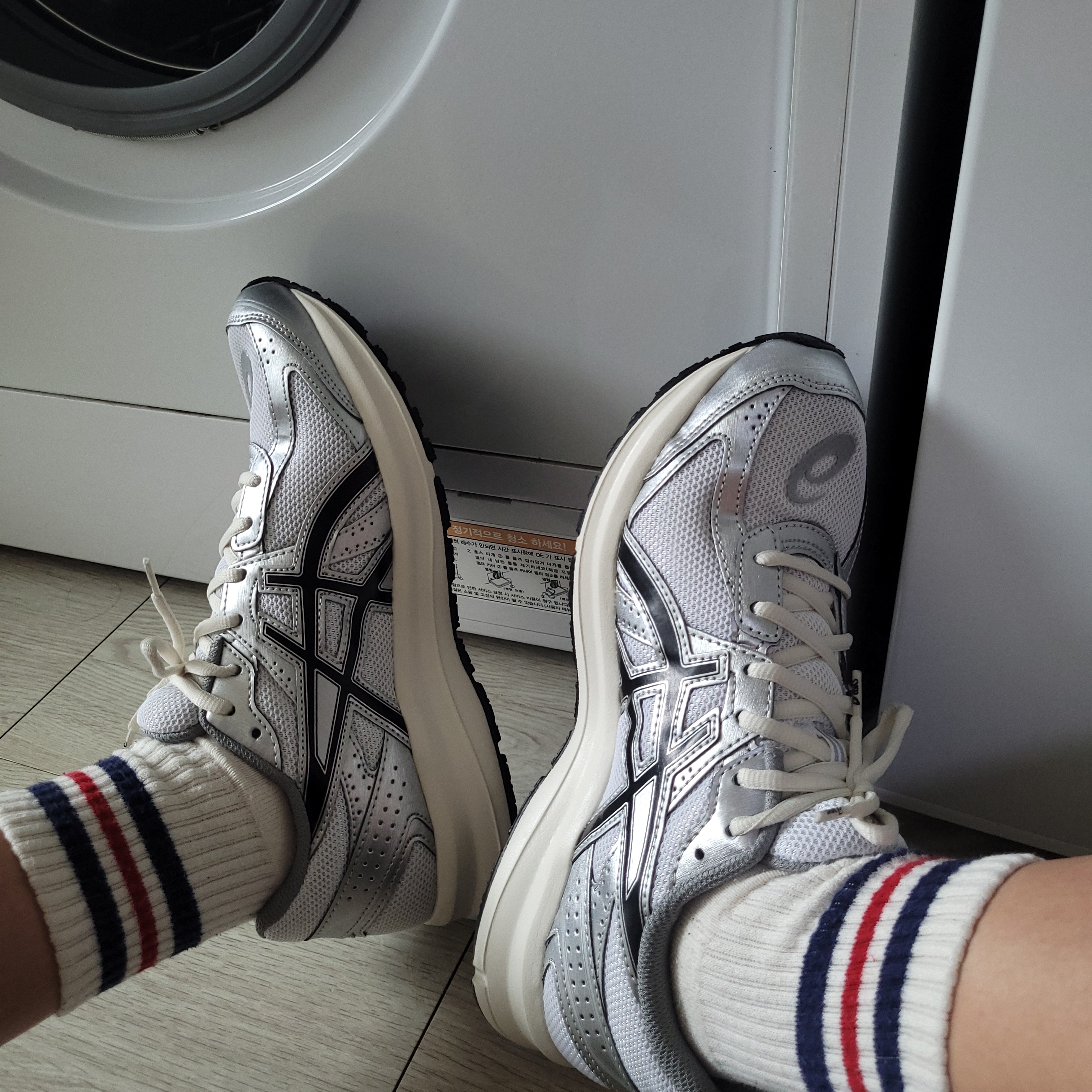 Asics Jog 100 S White Black - 2E Wide 착용 스타일 - 2