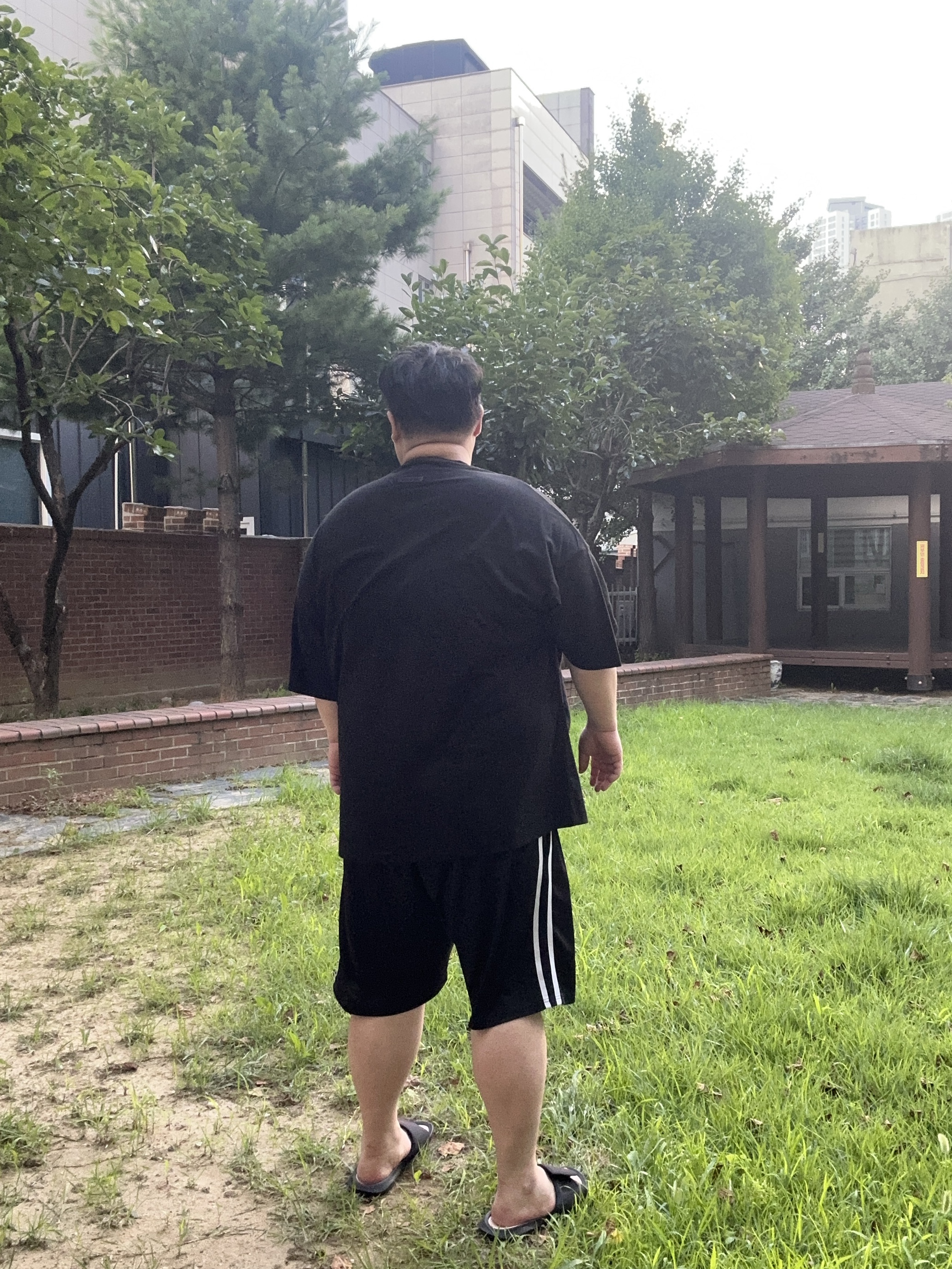 Essentials T-Shirt Jet Black - 23FW 착용 스타일