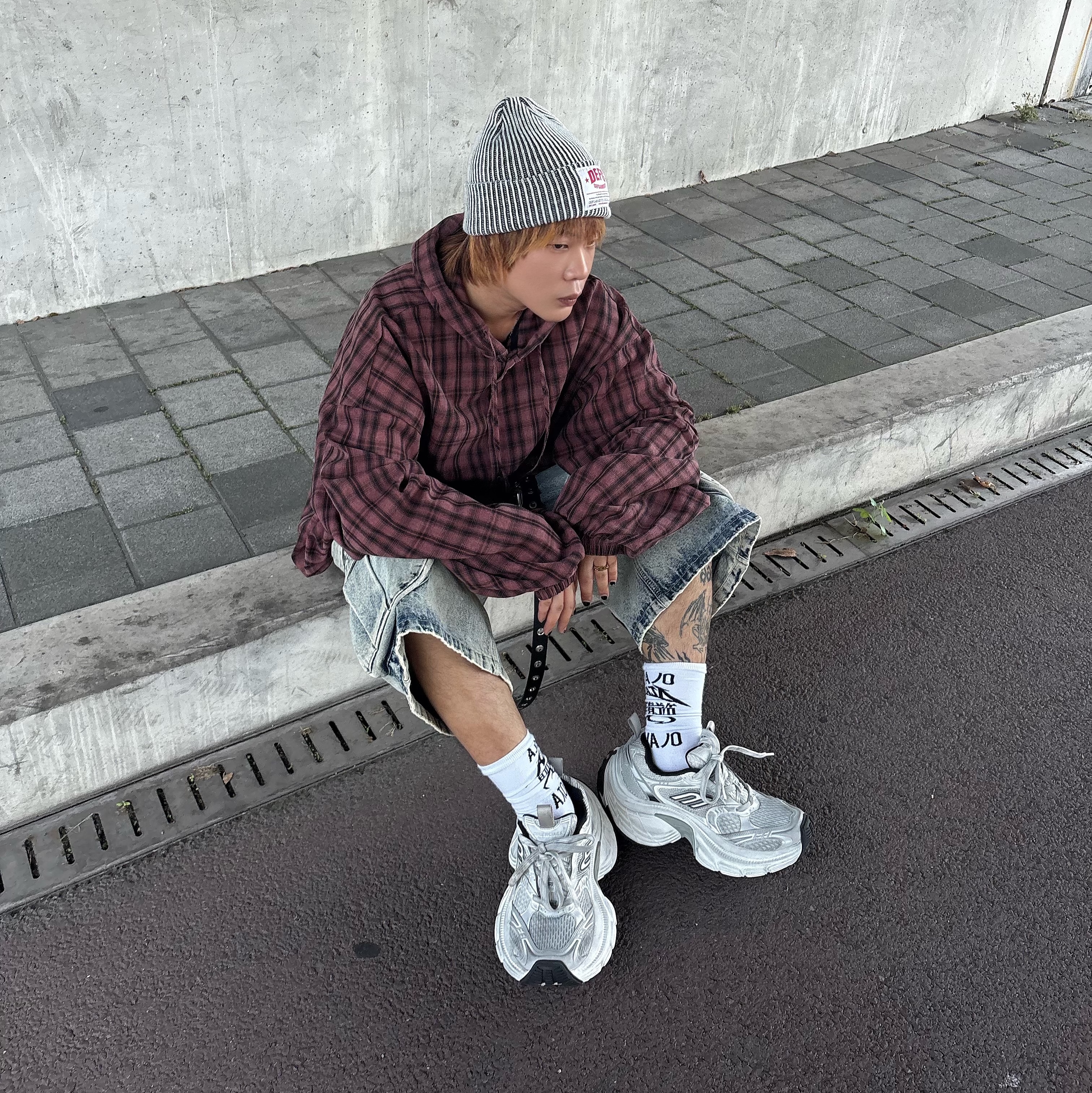 DEFGARMENTS Label Point Rib Beanie White, Balenciaga 10XL Sneakers White Grey Silver Black 착용 스타일 - 2