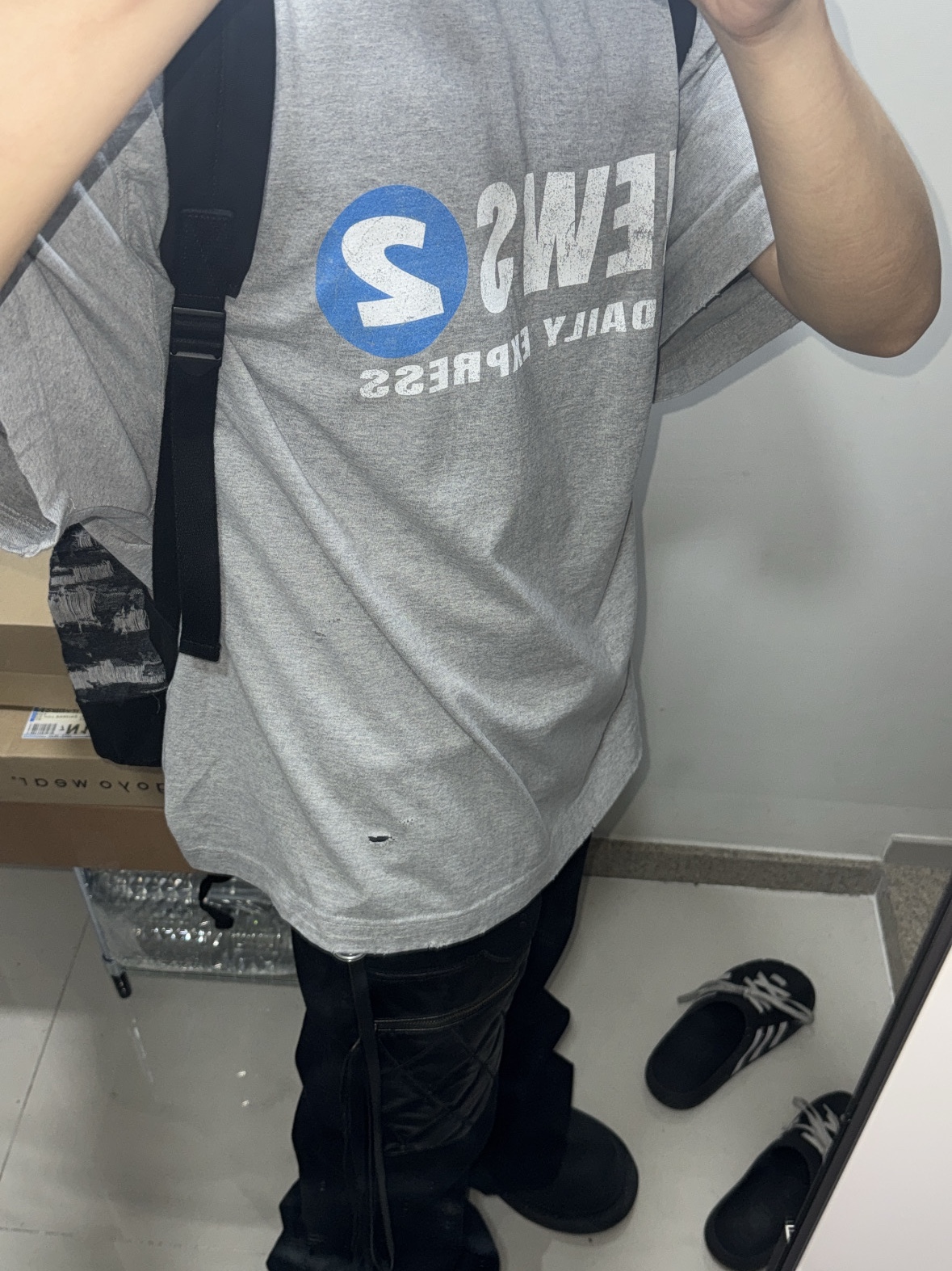 Nonnod Puckering News T-shirt Vintage grey, Nonnod Double Pocket Cargo Pants Vintage Black 착용 스타일 - 1