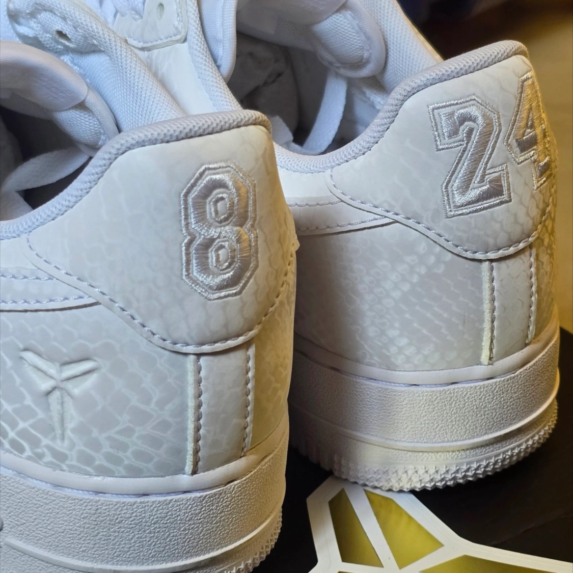 Nike x Kobe Bryant Air Force 1 Low Triple White 착용 스타일 - 1