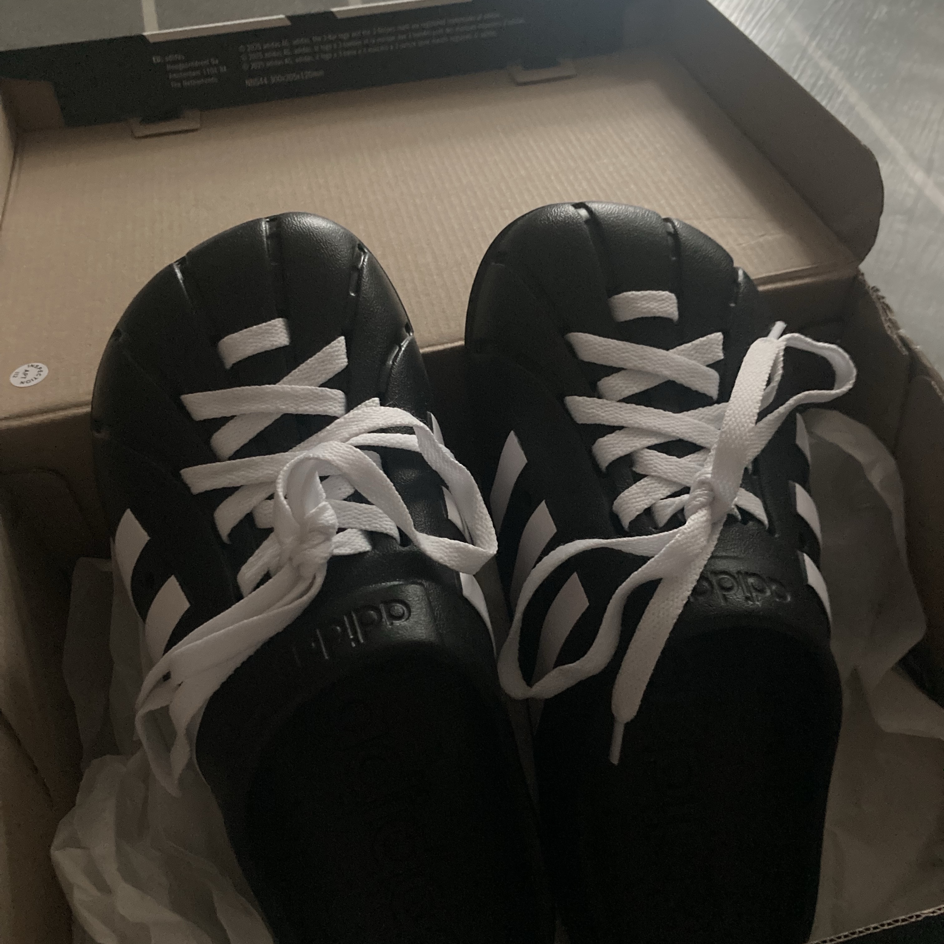 Adidas Adilette Clog Black White 착용 스타일