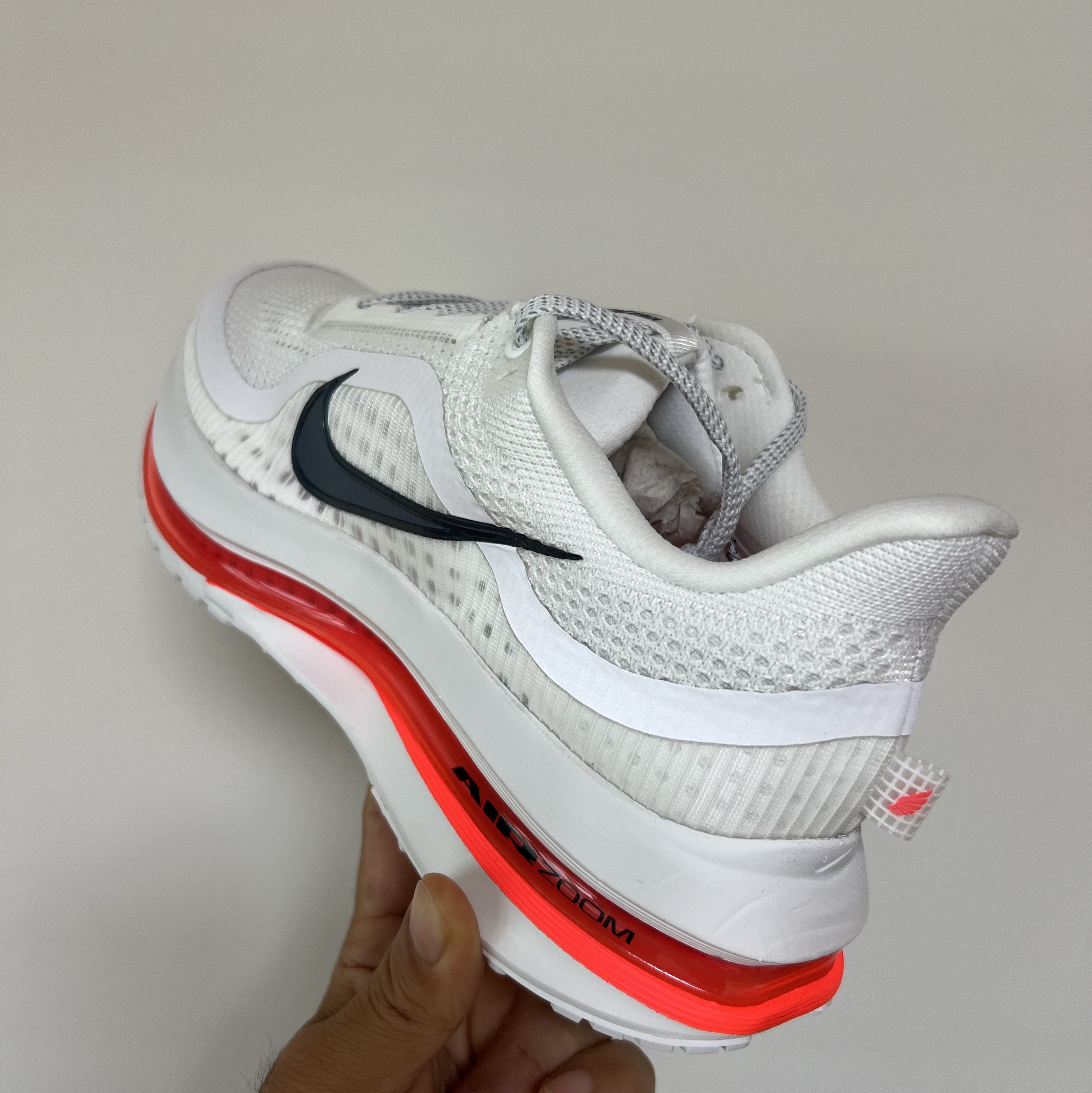 Nike Pegasus Premium Summit White Bright Crimson 착용 스타일 - 2