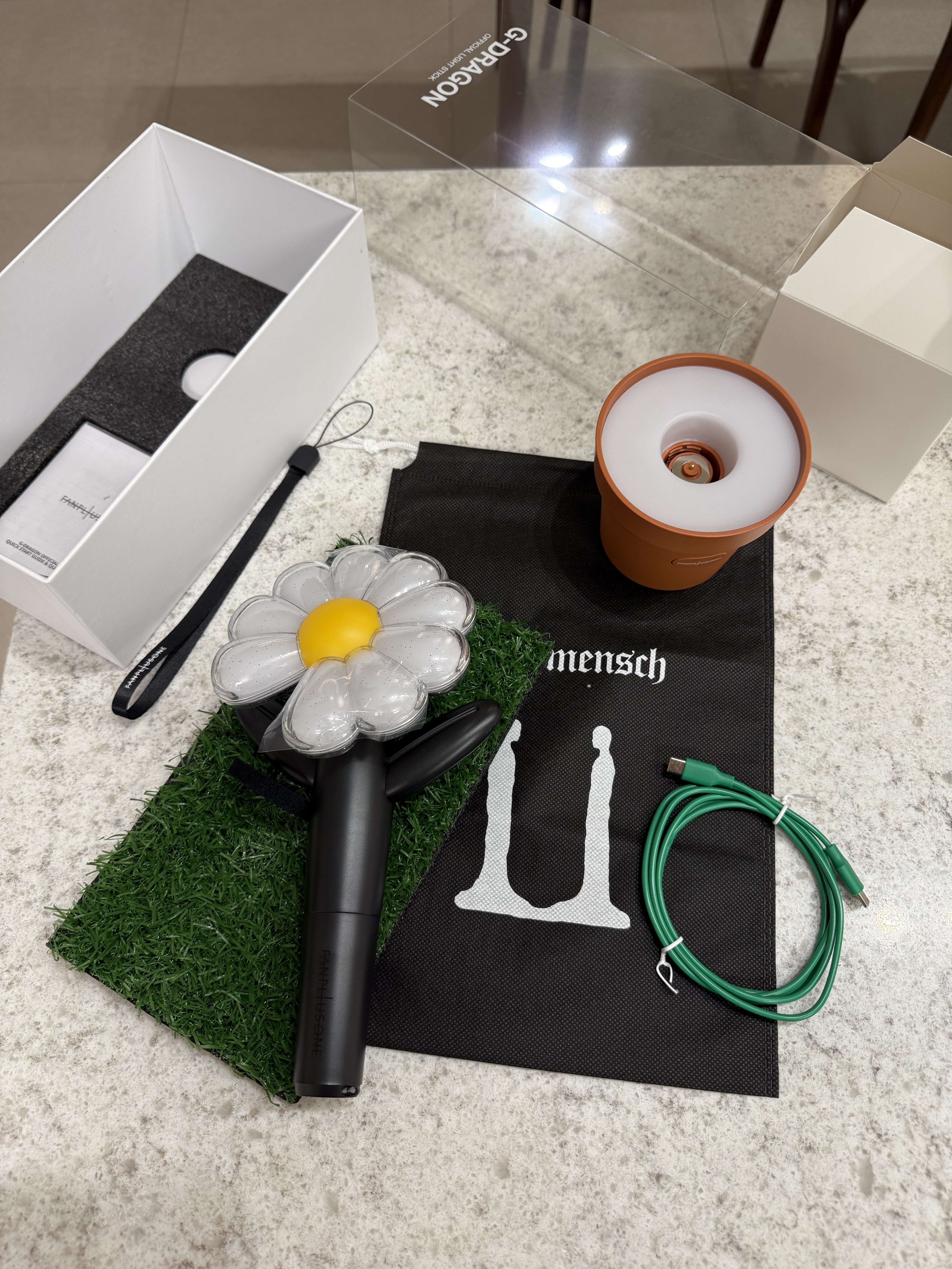 G-DRAGON Ubermensch Official Light Stick, G-DRAGON Ubermensch Official Light Stick Cradle 착용 스타일 - 7