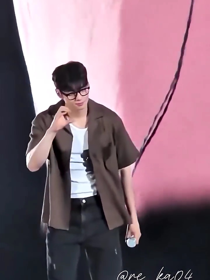 STU Back Raglan Jacquard Shirt Brown 착용 스타일 - 3
