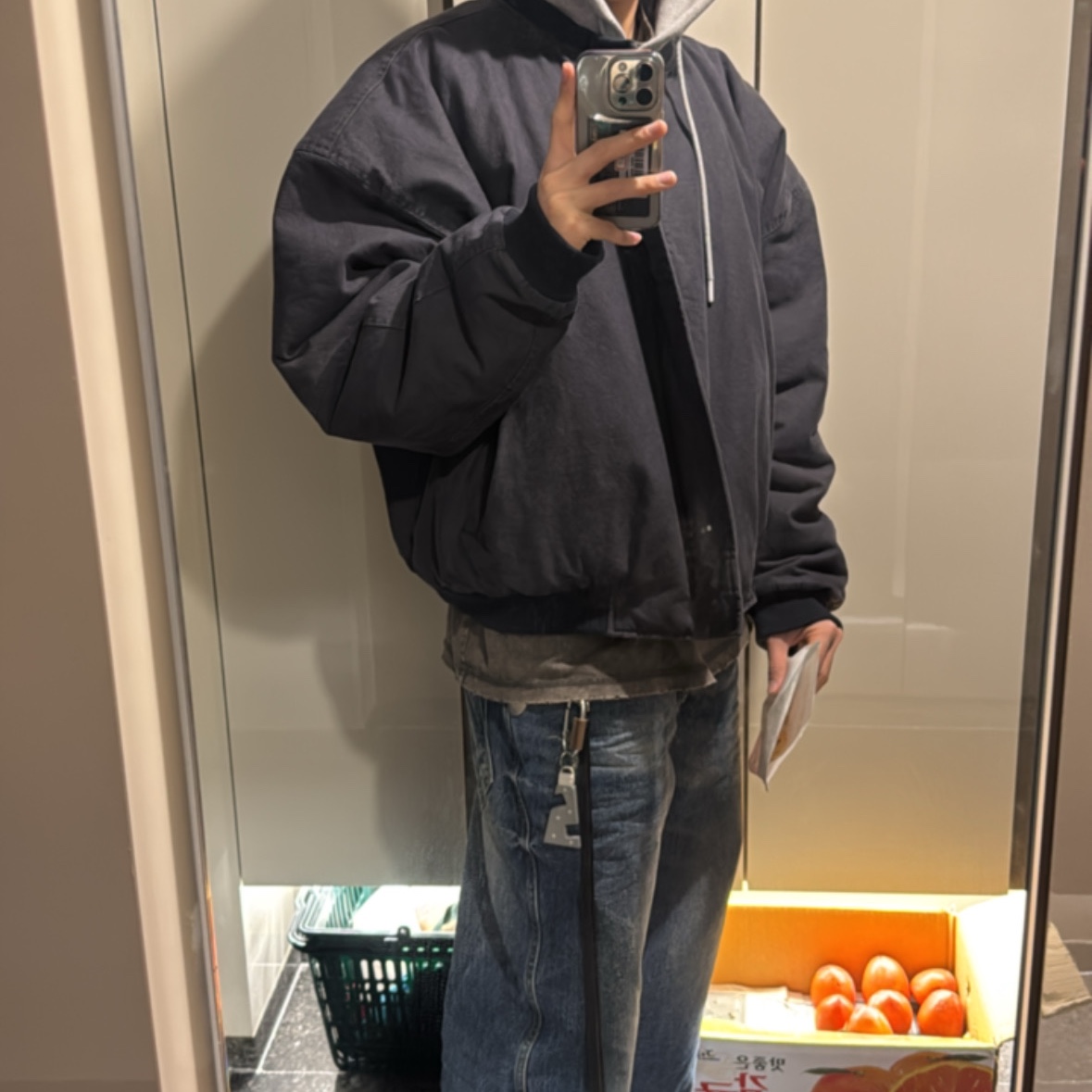 Nonnod Finger Hole Henry Neck T-Shirt Grey, Nonnod Cropped Flexible String Check Shirt Brown 착용 스타일 - 2
