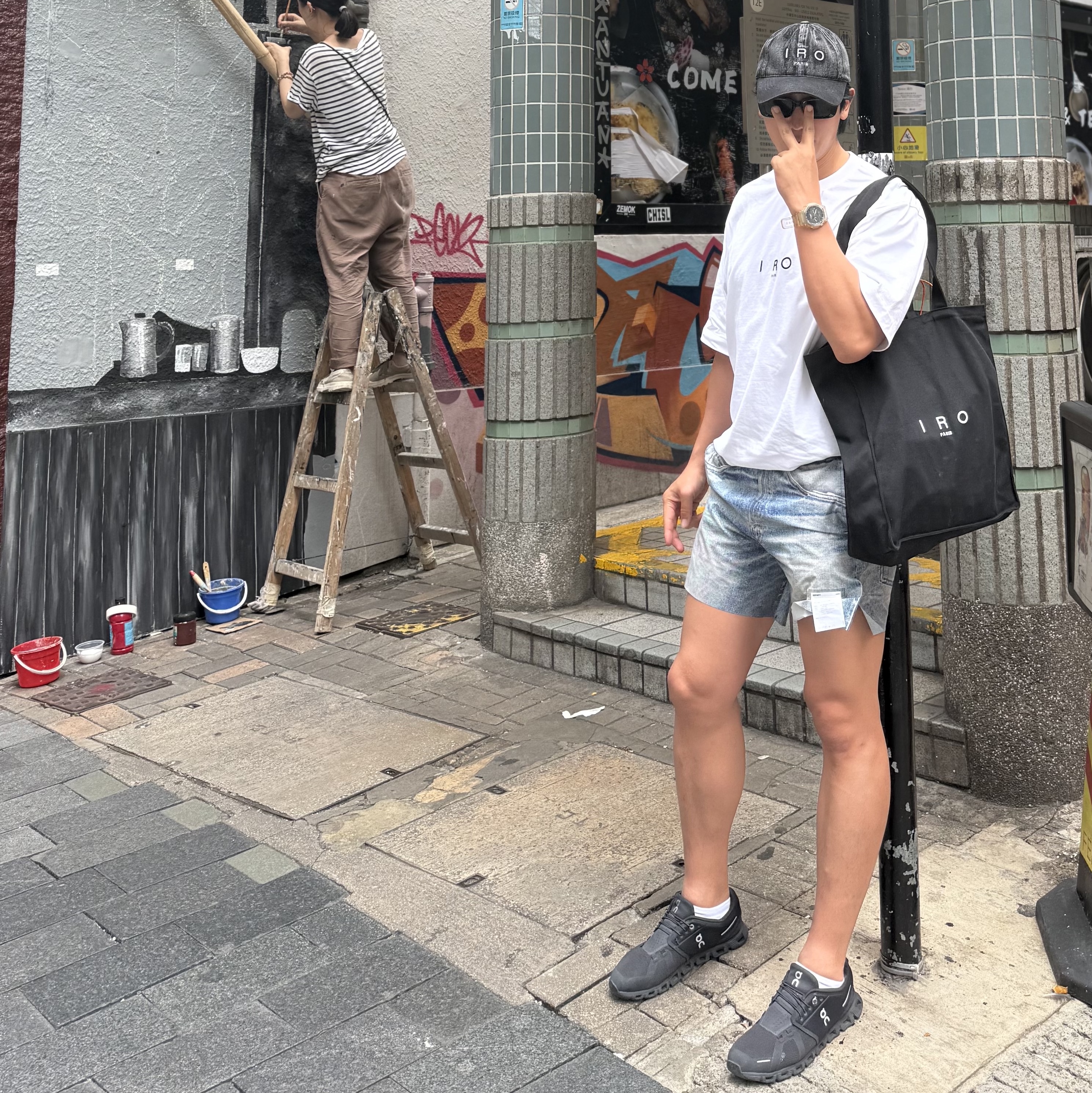 Satisfy Peaceshell 5 Inch Unlined Shorts Digital Denim, Satisfy Mothtech Muscle T-Shirt Off White 착용 스타일 - 2