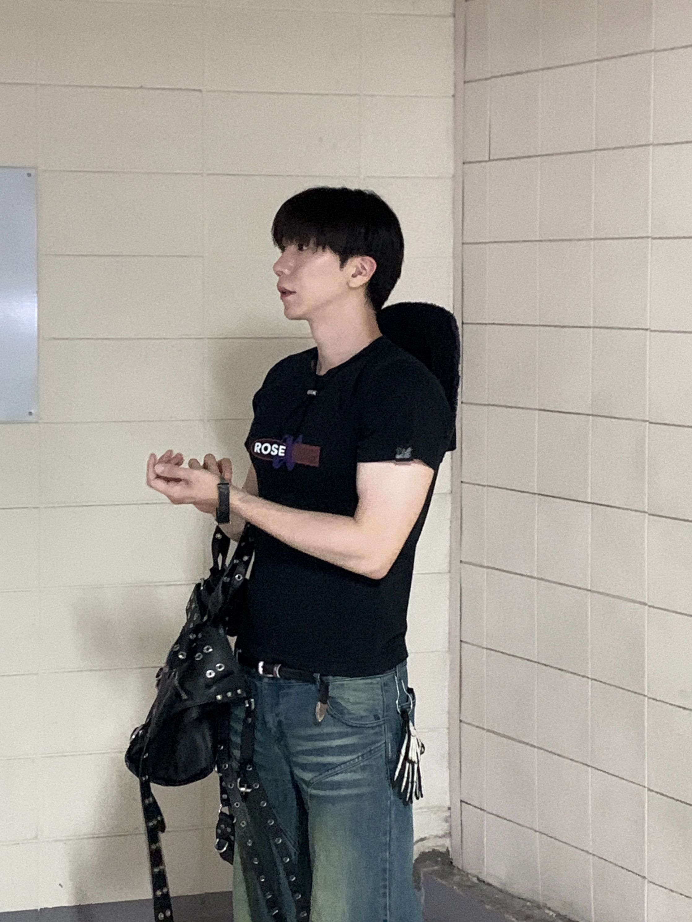 Jacquemus Le Bob Artichaut Bucket Hat Black, Balenciaga Romeo Mule Black 착용 스타일 - 3