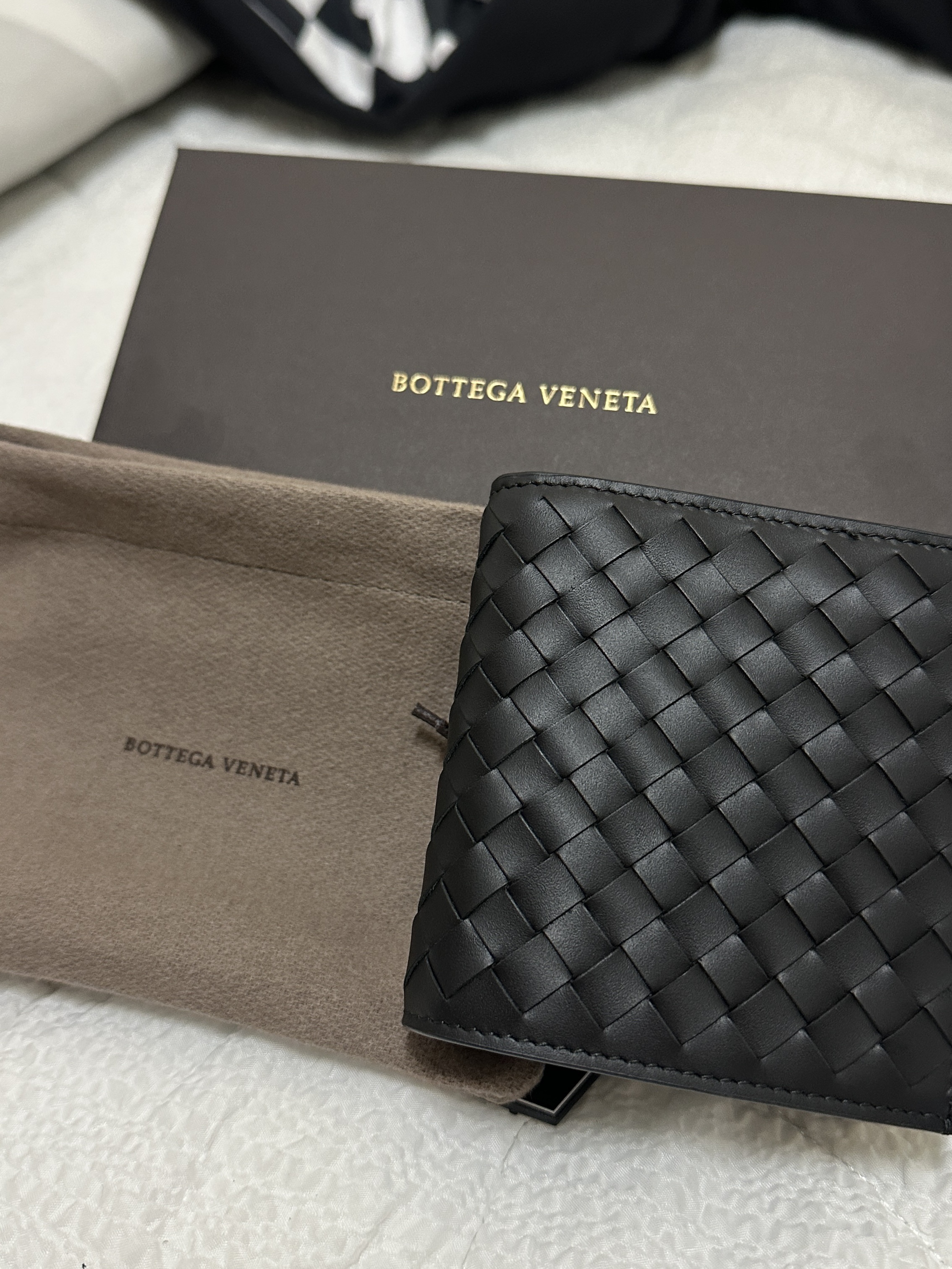 Bottega Veneta Bi-Fold Wallet Black 착용 스타일