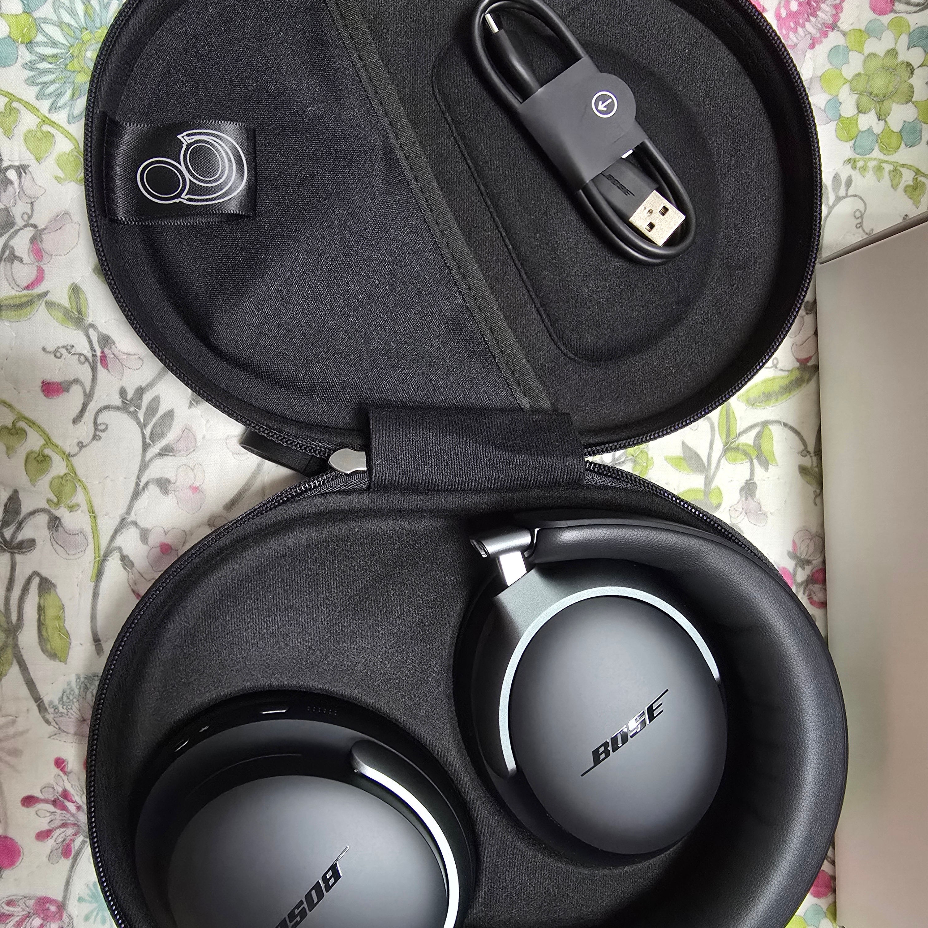 BOSE QC Ultra Black (Korean Ver.) 착용 스타일 - 1
