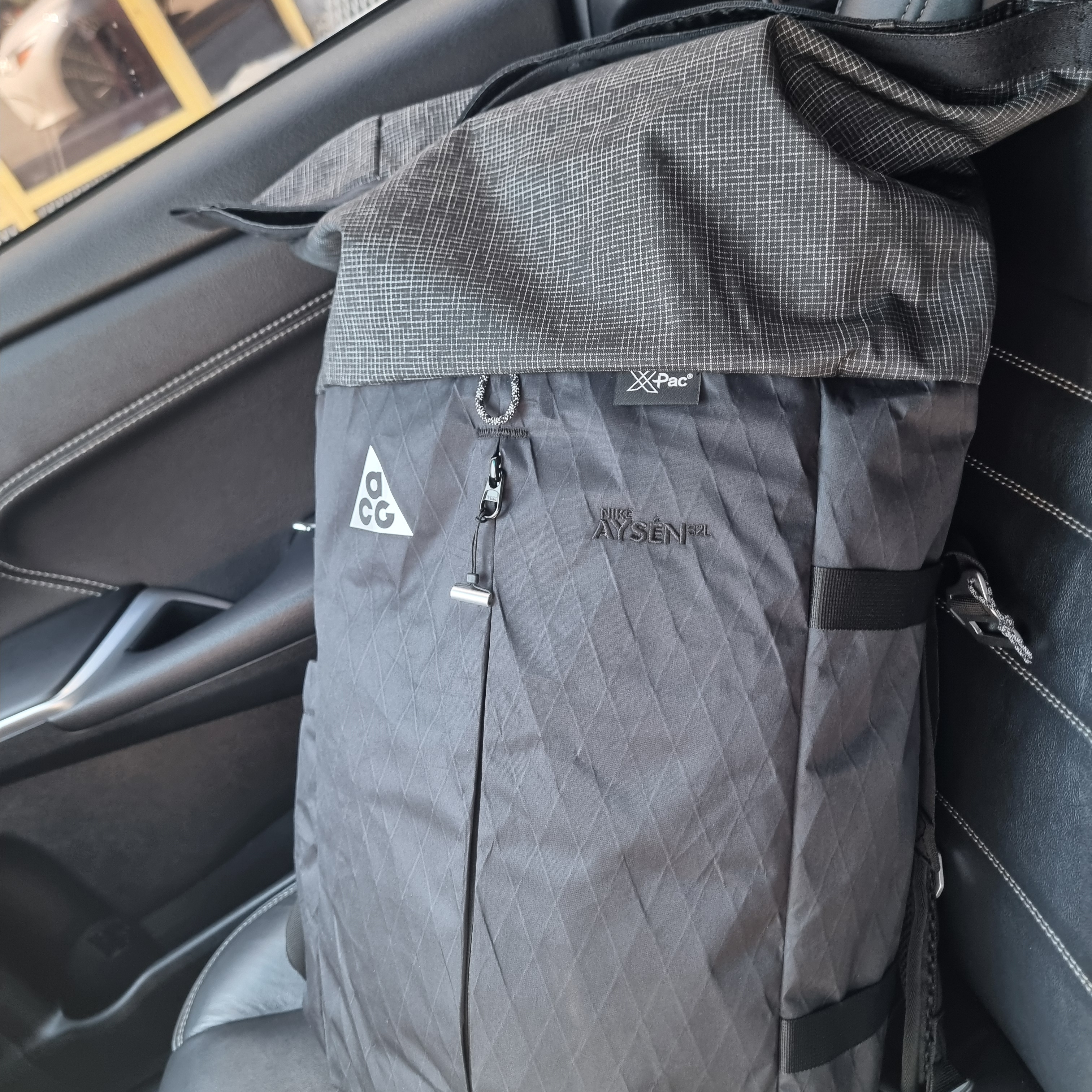 Nike ACG Aisen Daypack 32L Black Metallic Silver 착용 스타일
