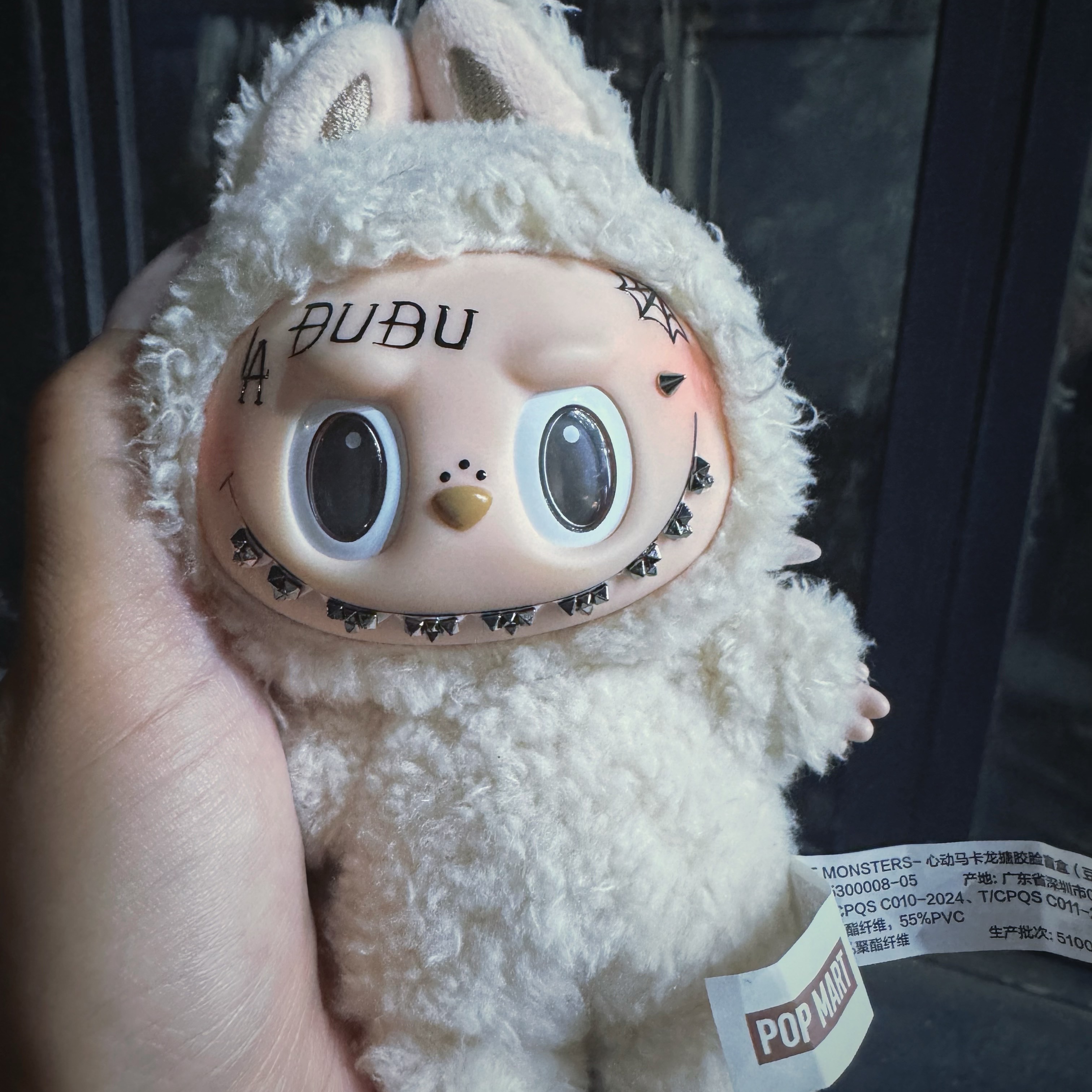 Pop Mart Labubu The Monsters Labubu Tasty Macarons Series Soymilk Keyring 착용 스타일