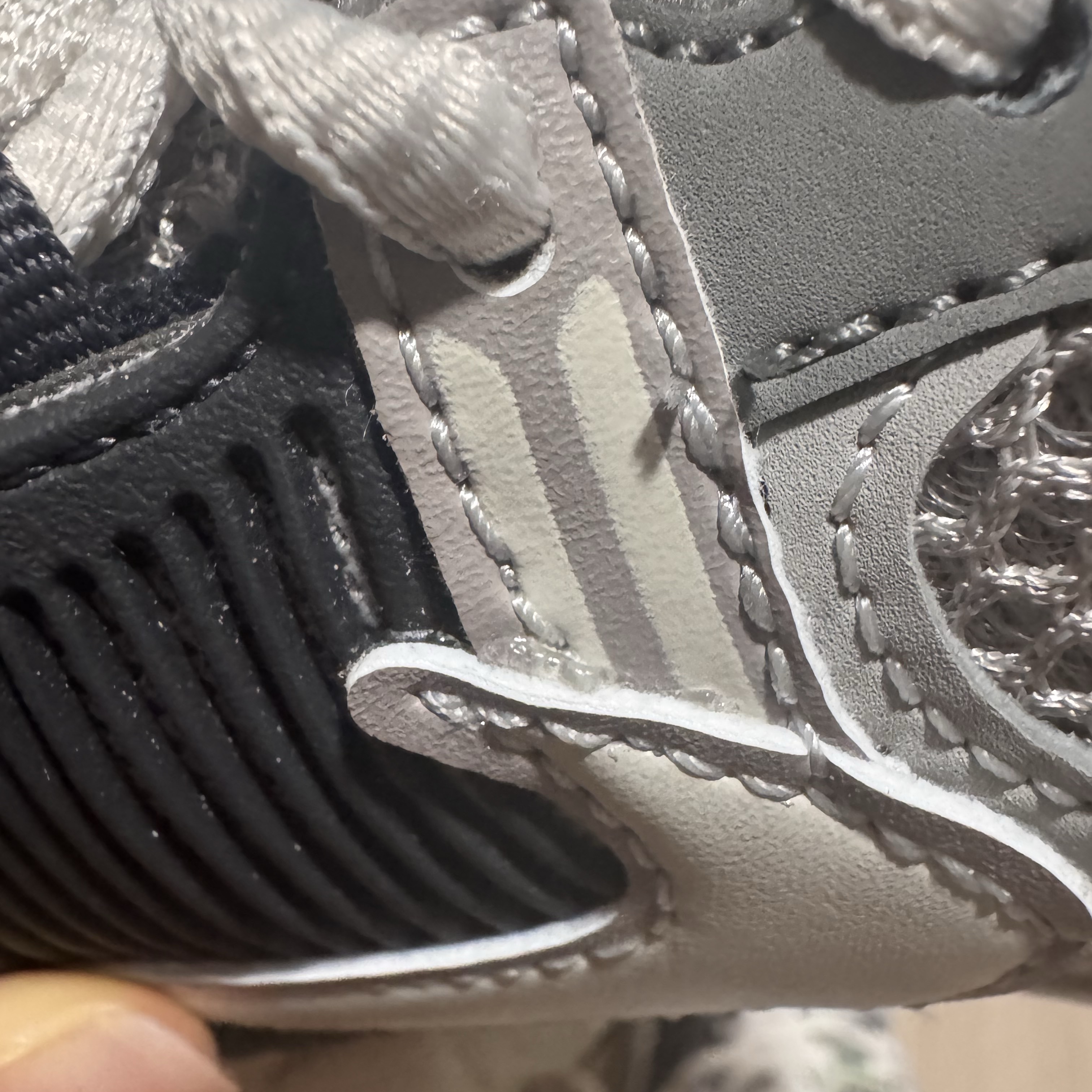 (W) Nike Zoom Vomero 5 Cobblestone and Flat Pewter 착용 스타일 - 2