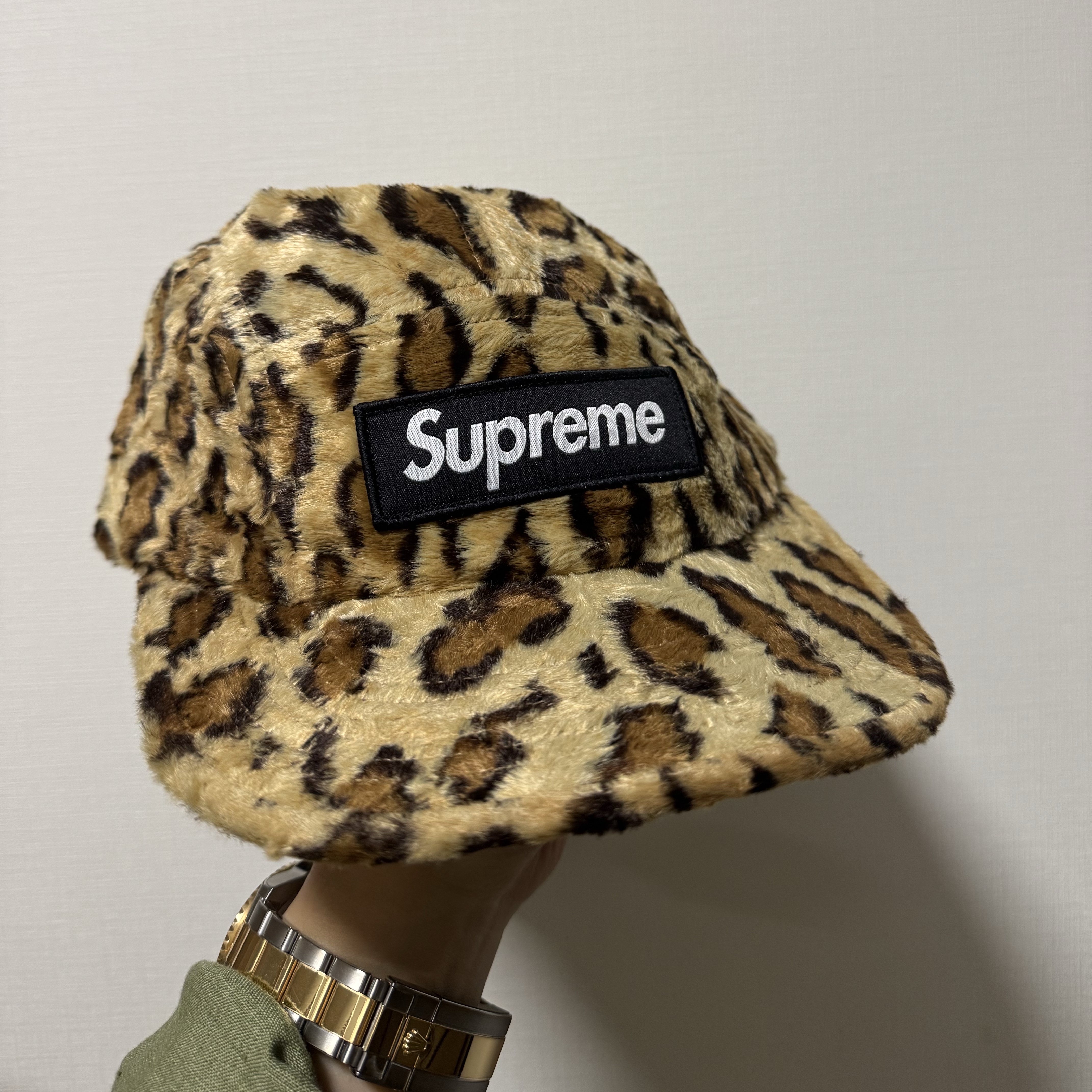 Supreme x GOODENOUGH Crushed Rayon Pile Camp Cap Leopard - 25SS, Rolex Submariner Date 41mm 126613LB Royal Blue Oyster 착용 스타일