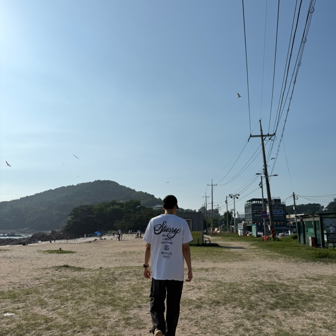 Stussy World Tour T-Shirt White 2024,2025, Nike ACG Trail Cap Black 착용 스타일