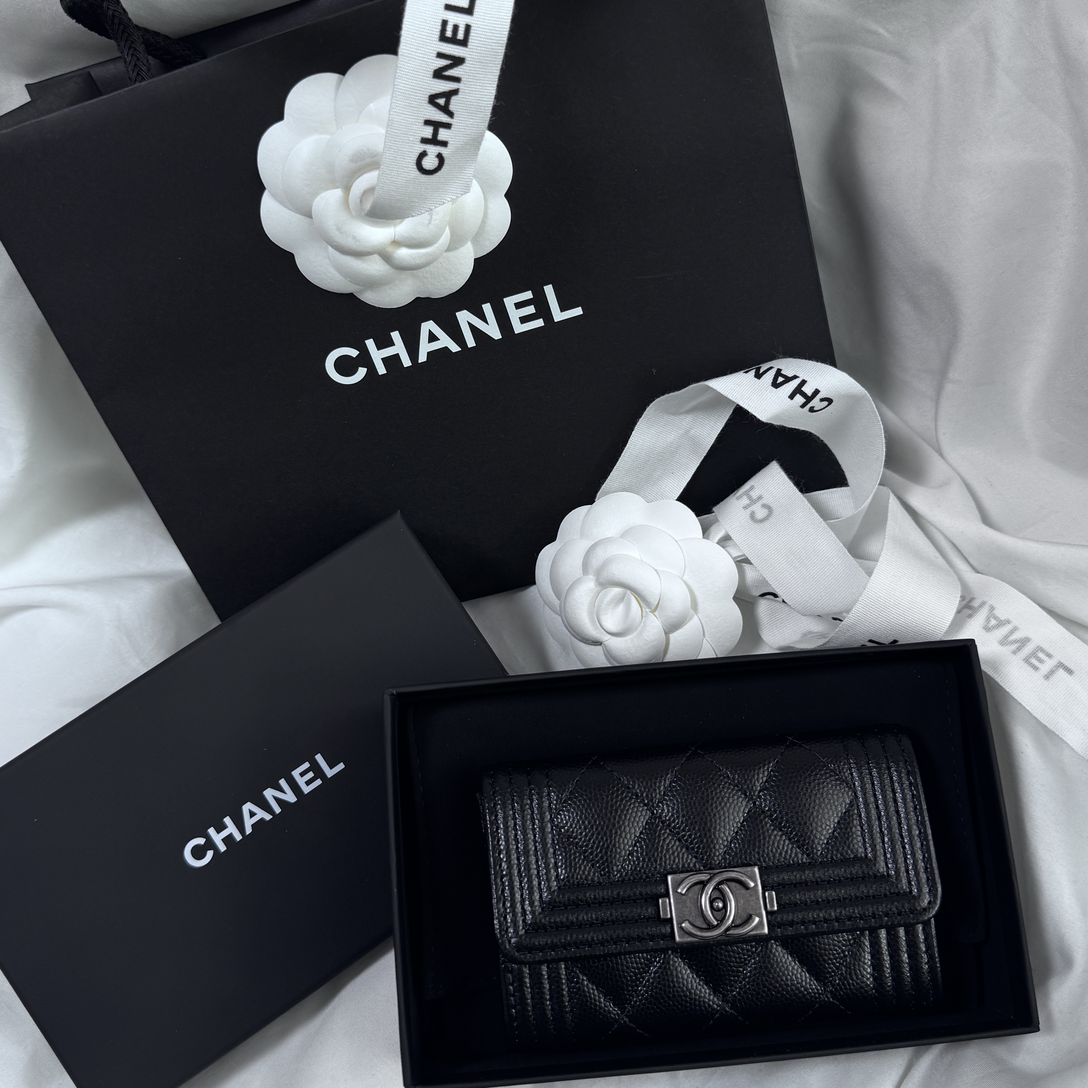 Chanel Boy Chanel Flap Card Holder Grained Calfskin & Ruthenium Black 착용 스타일