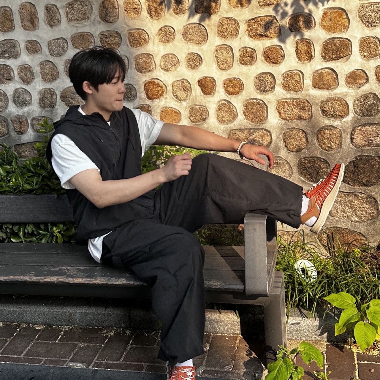 Keen Uneek Sandal Men Gold Flame/Chipmunk 착용 스타일 - 4