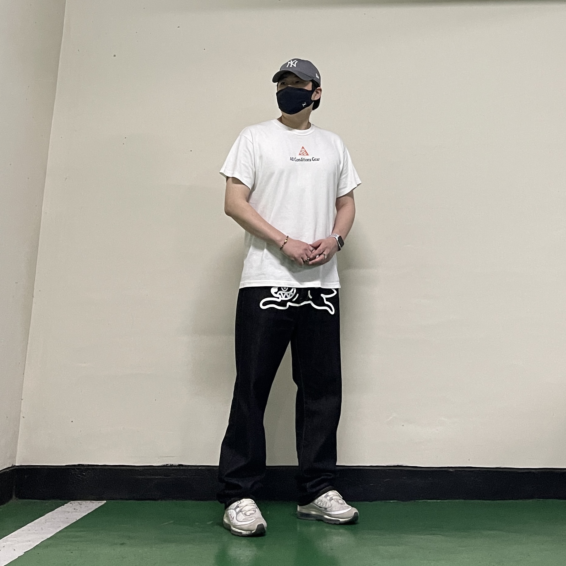 Nike ACG Vortex T-Shirt Summit White - Asia, New Era x MoMA New York Yankees Cap Storm Gray 착용 스타일 - 2