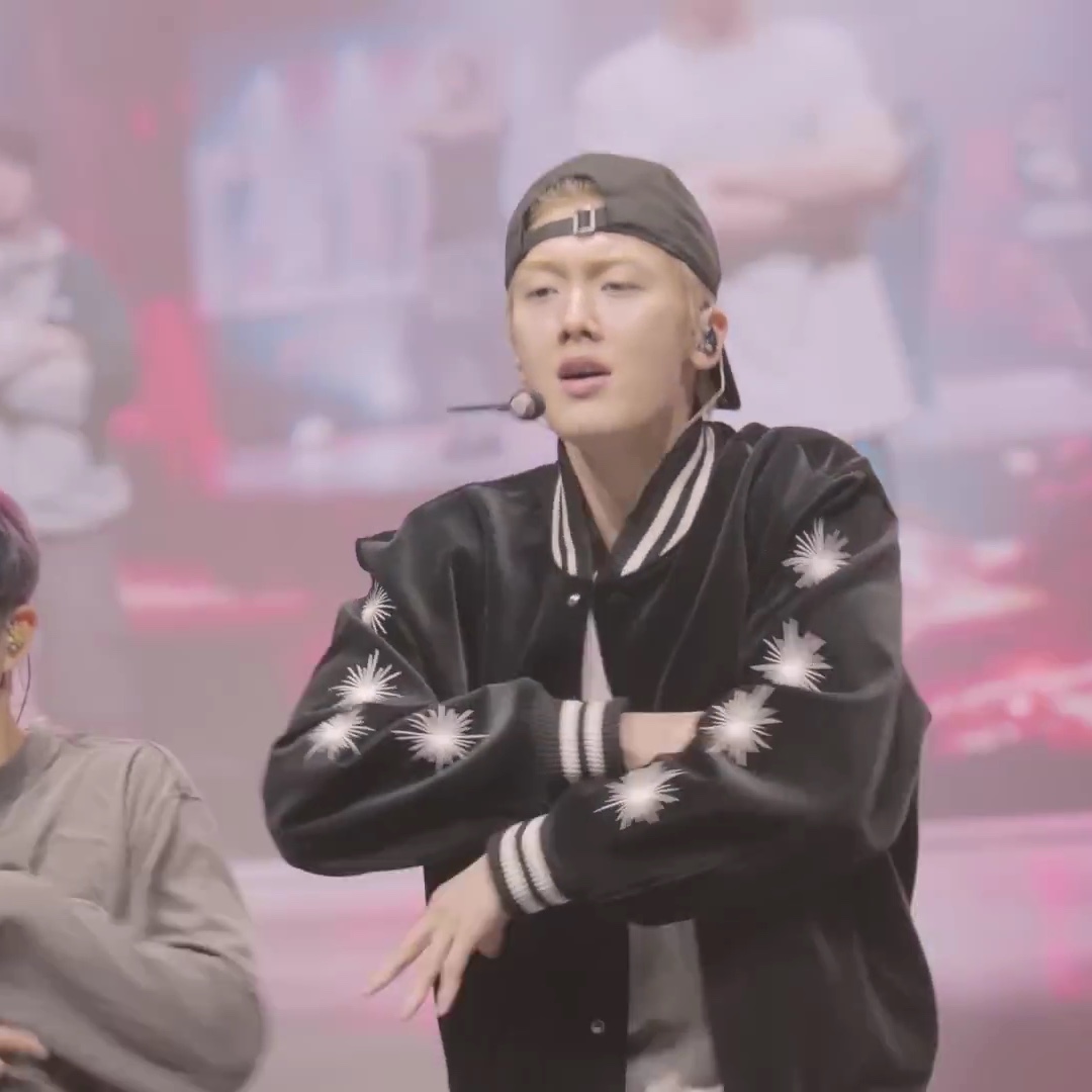 STU Embroidery Velvet Varsity Black 착용 스타일 - 2