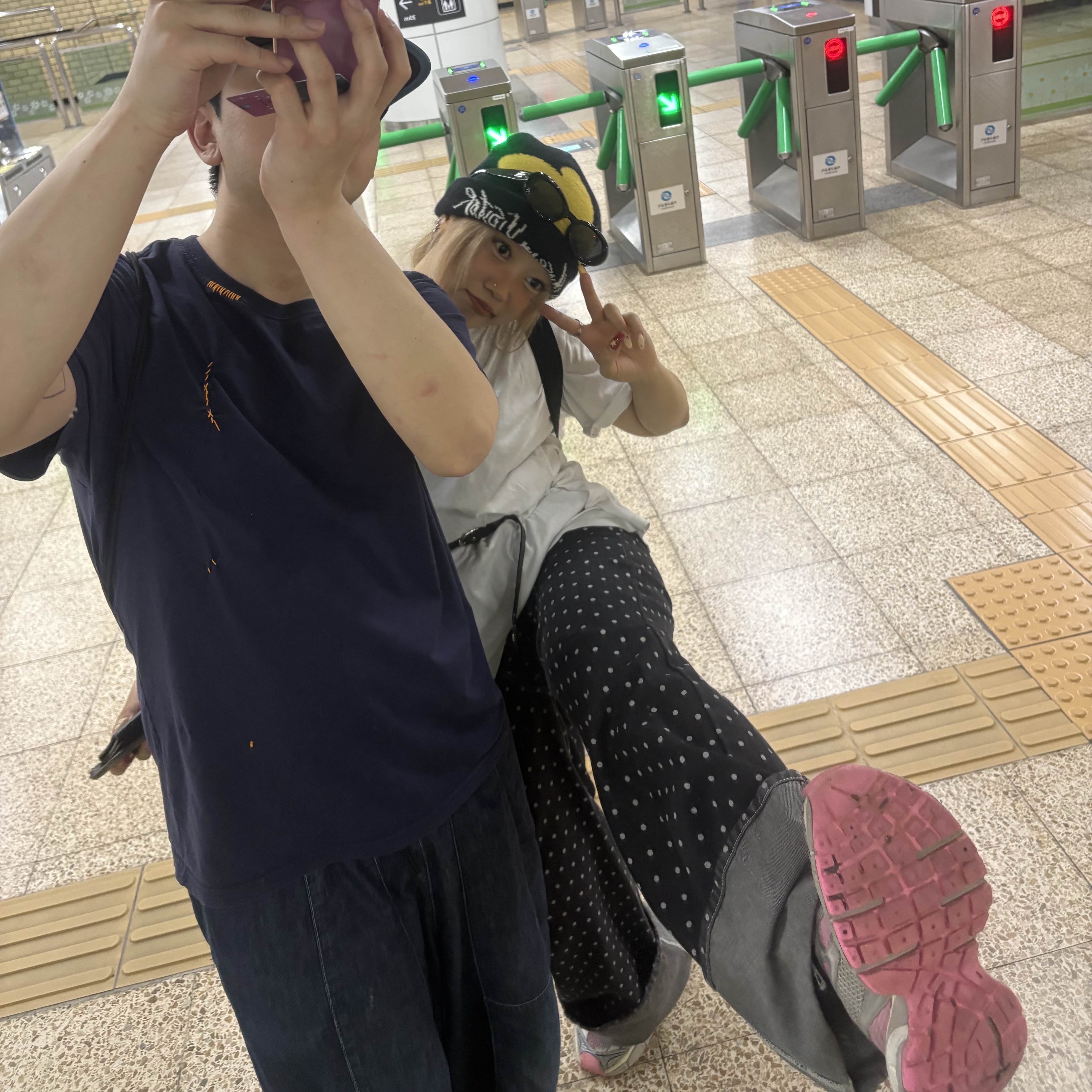 (W) Balenciaga 3XL Sneakers White Gray Pink, The Museum Visitor Flower Cuff Beanie Black 착용 스타일 - 2