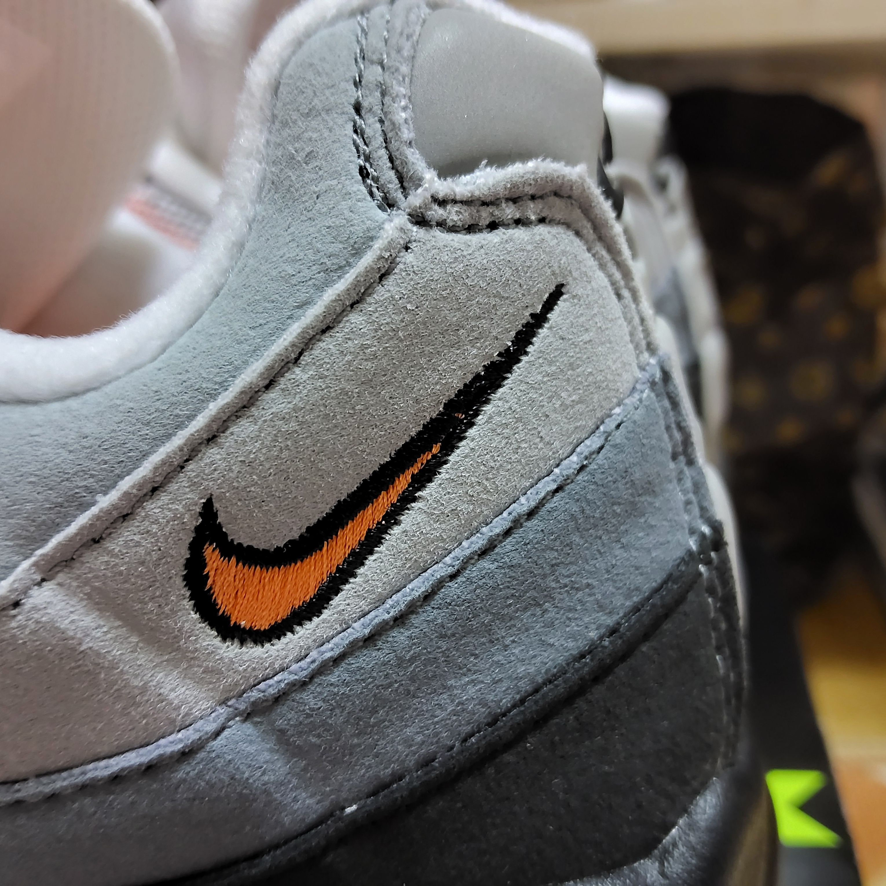 Nike Air Max 95 OG Bright Mandarin 착용 스타일 - 5