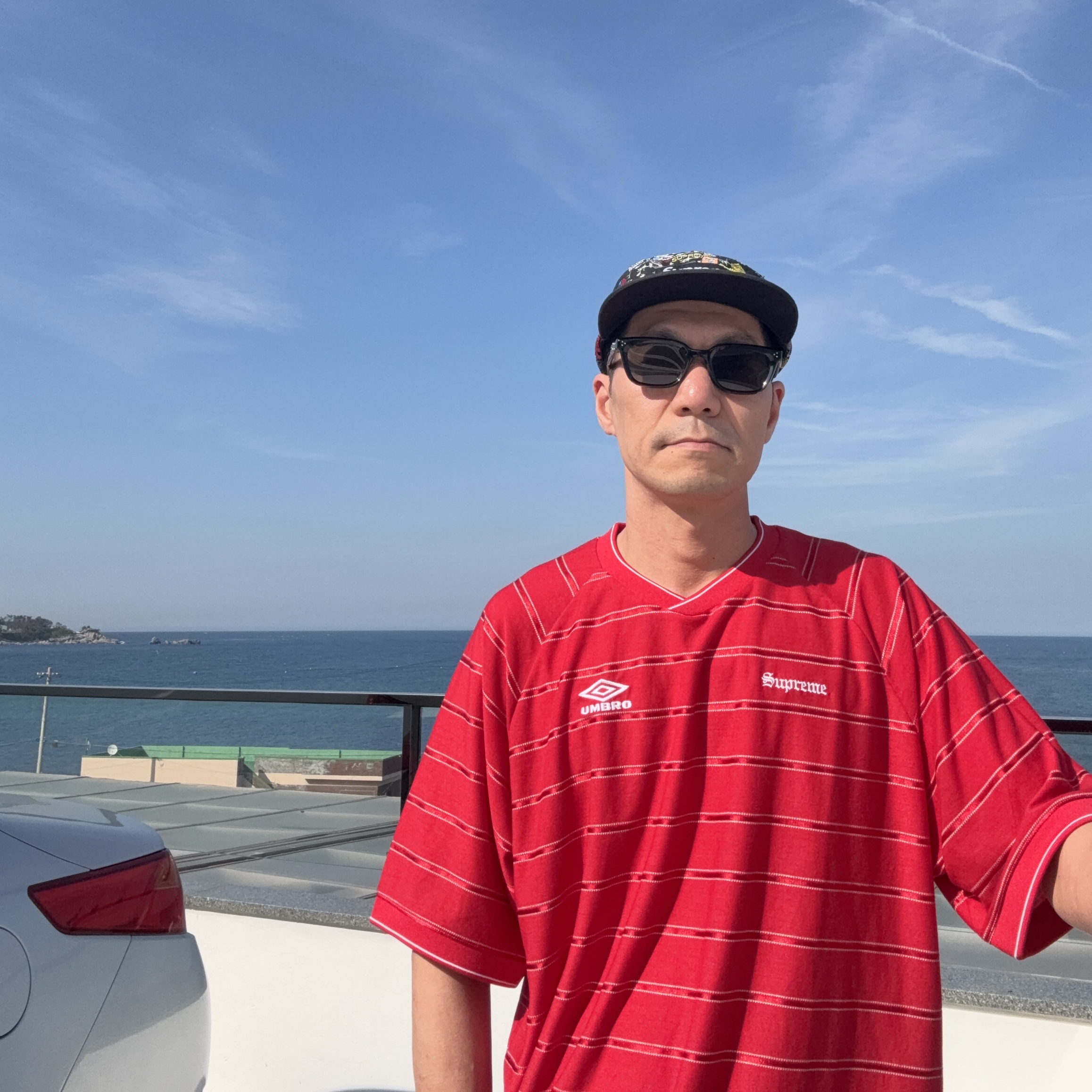 Supreme AOI Embroidered Camp Cap Black - 25SS, Supreme x Umbro Stripe Soccer Jersey Red - 25SS 착용 스타일