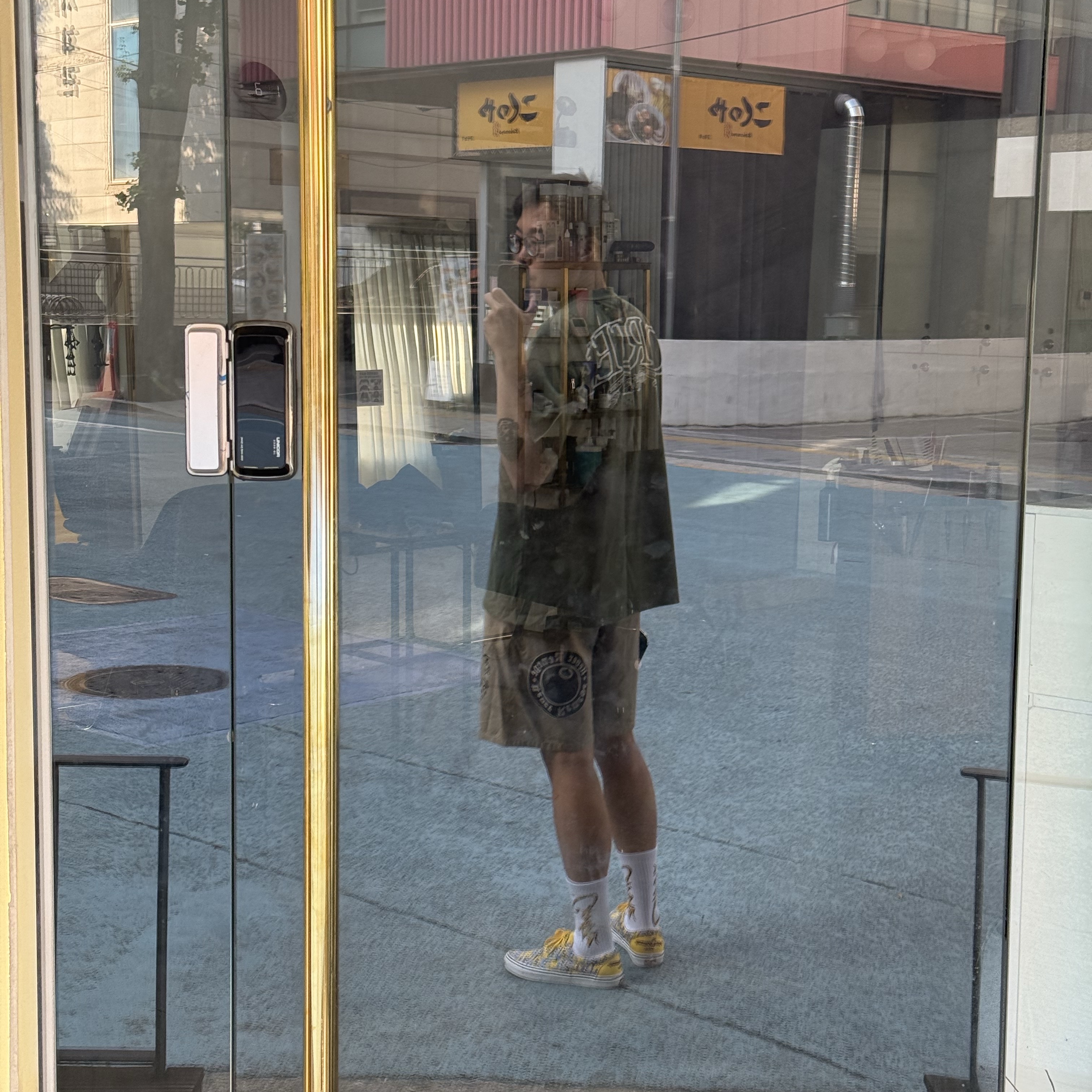 Corteiz Royale Heavyweight T-Shirt Olive, Stussy x Denim Tears Gym Shorts Khaki 착용 스타일