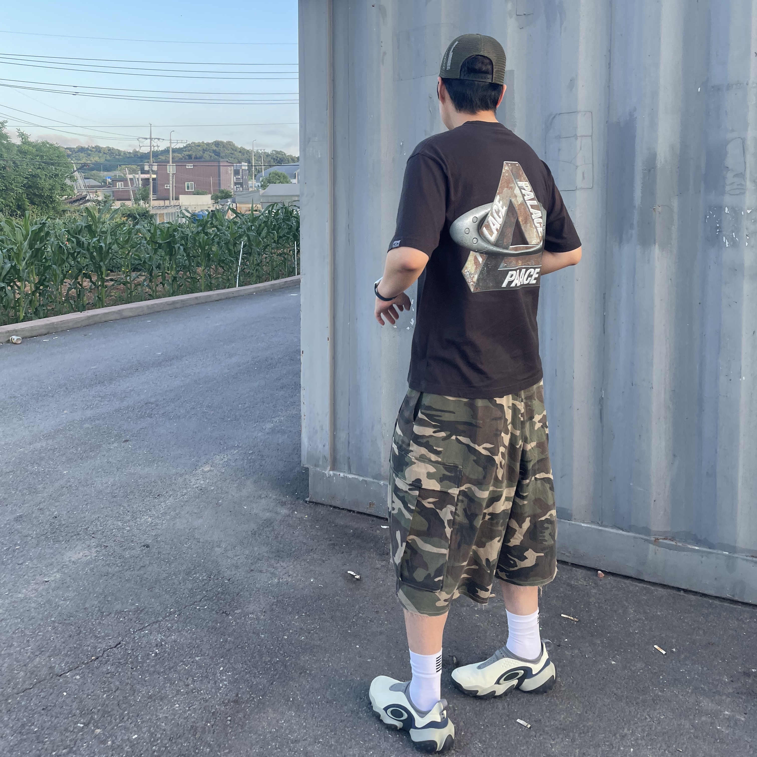 GRAILZ x KOIN SEOUL Kg Logo Cap Camo, Palace x Oakley T-Shirt Black - 24FW 착용 스타일 - 2
