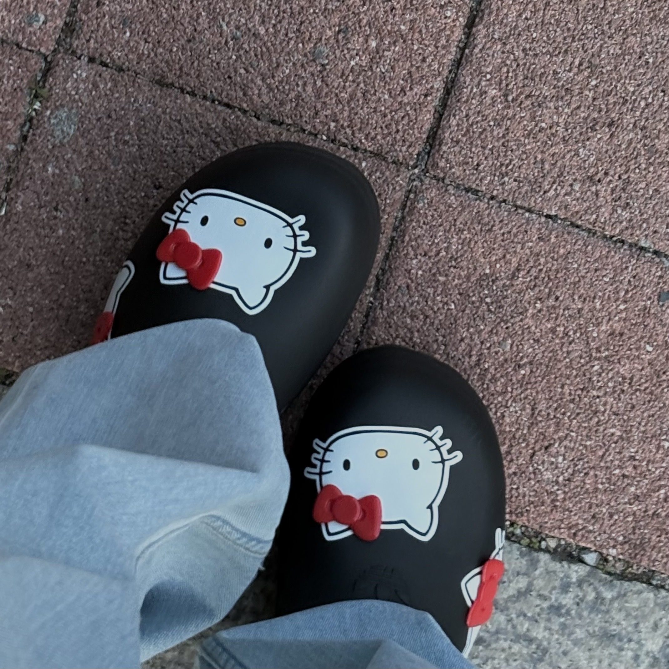 (W) Adidas x Hello Kitty Adifom Stan Smith Mules Core Black Red Cloud White 착용 스타일