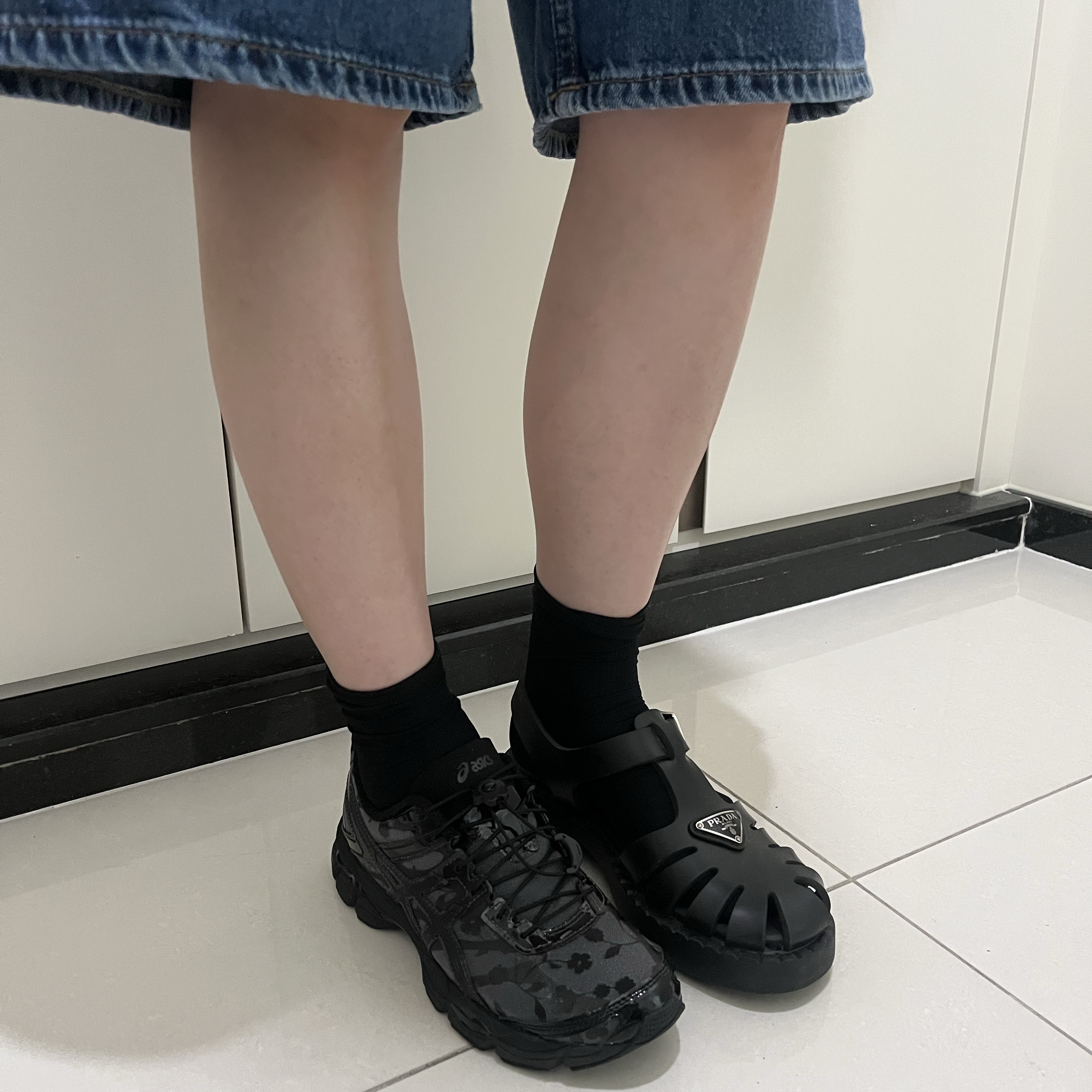 Asics x Cecilie Bahnsen Gel-Cumulus 16 Black 착용 스타일