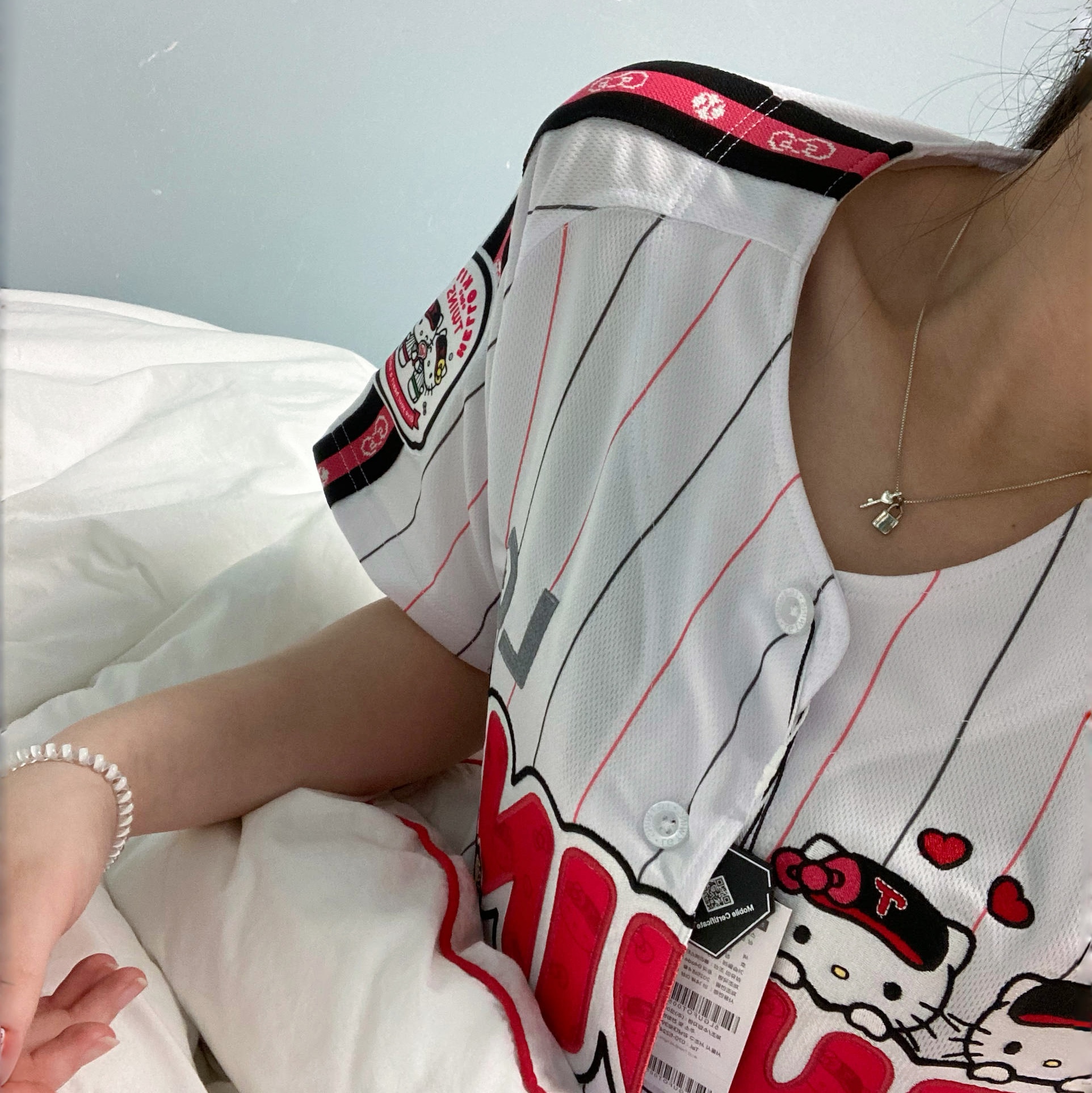 LG Twins x Hello Kitty Character Uniform White Pink (Non Marking Ver.) 착용 스타일 - 1