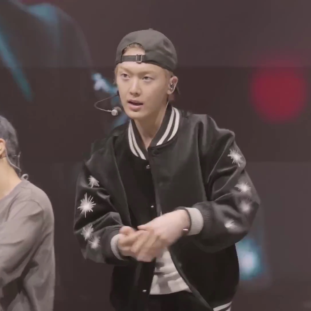 STU Embroidery Velvet Varsity Black 착용 스타일 - 3