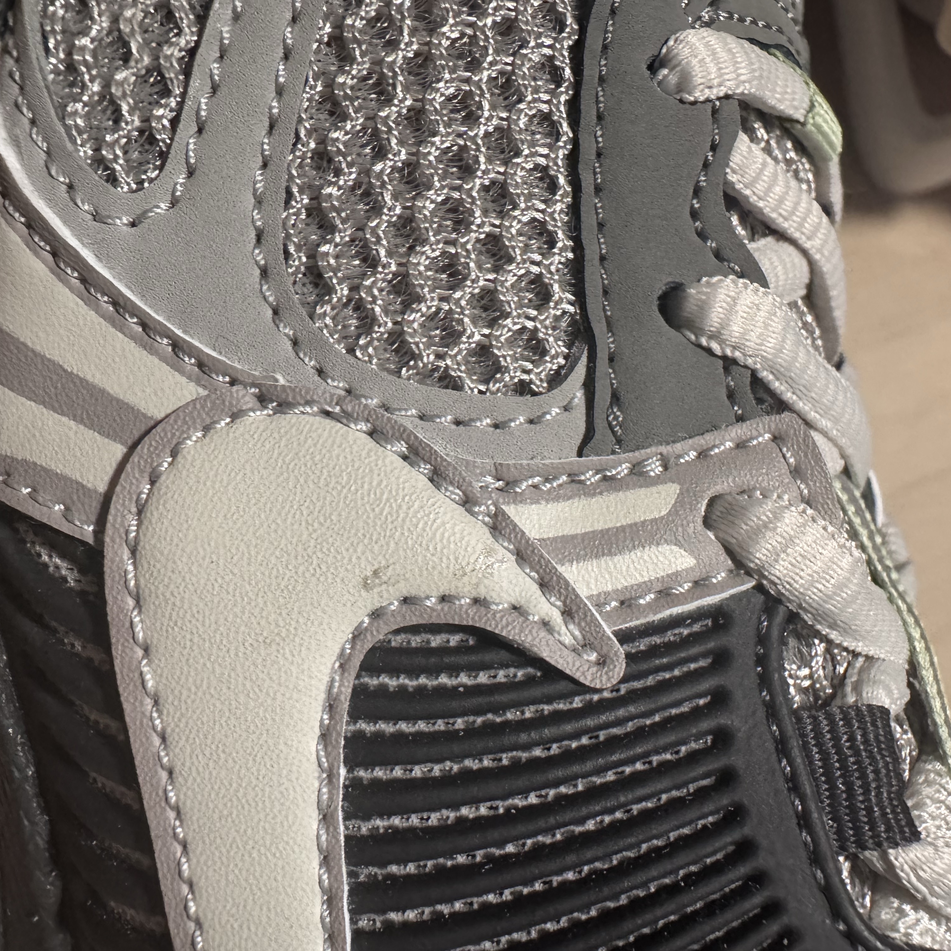 (W) Nike Zoom Vomero 5 Cobblestone and Flat Pewter 착용 스타일 - 3