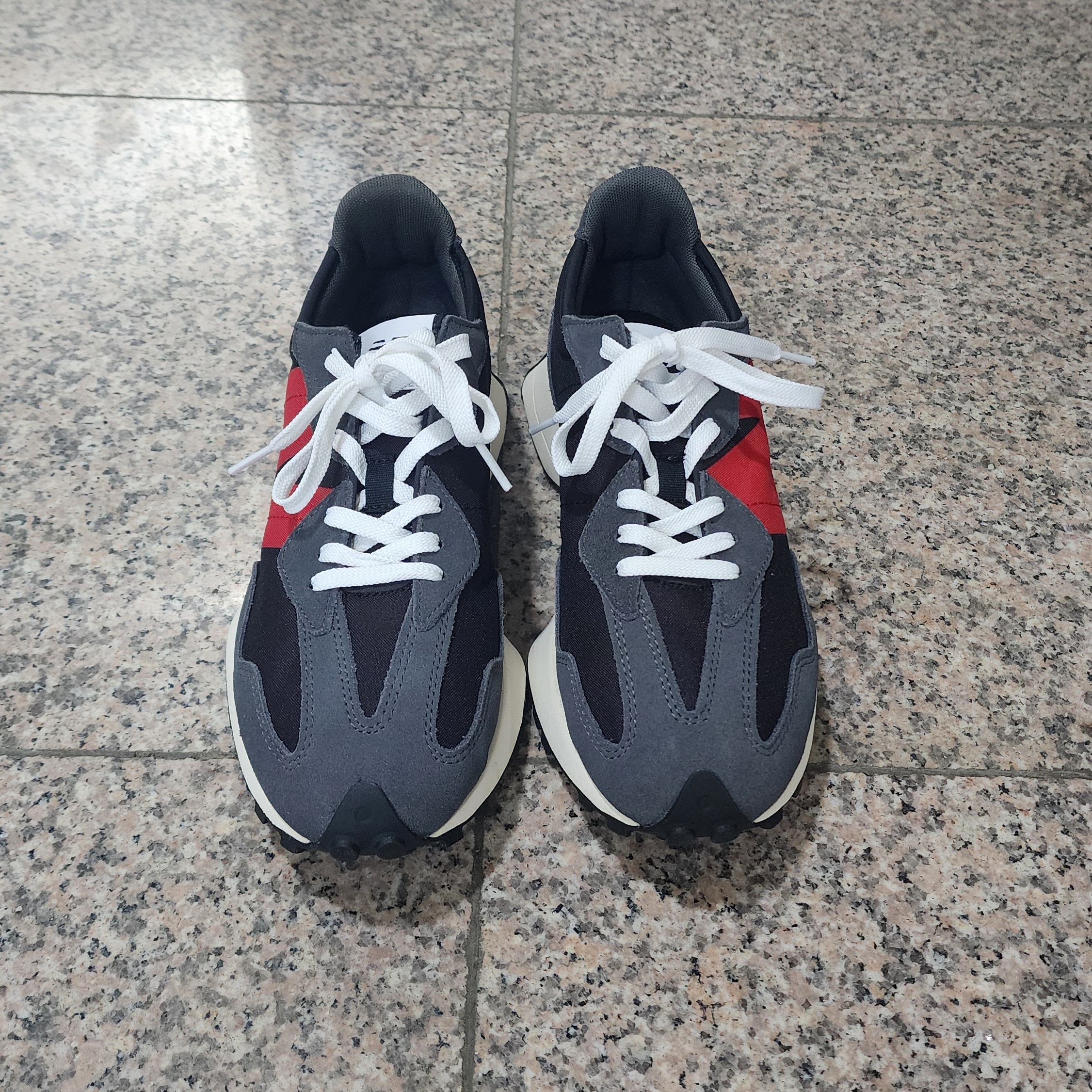 New Balance 327 Magnet Team Red 착용 스타일 - 3