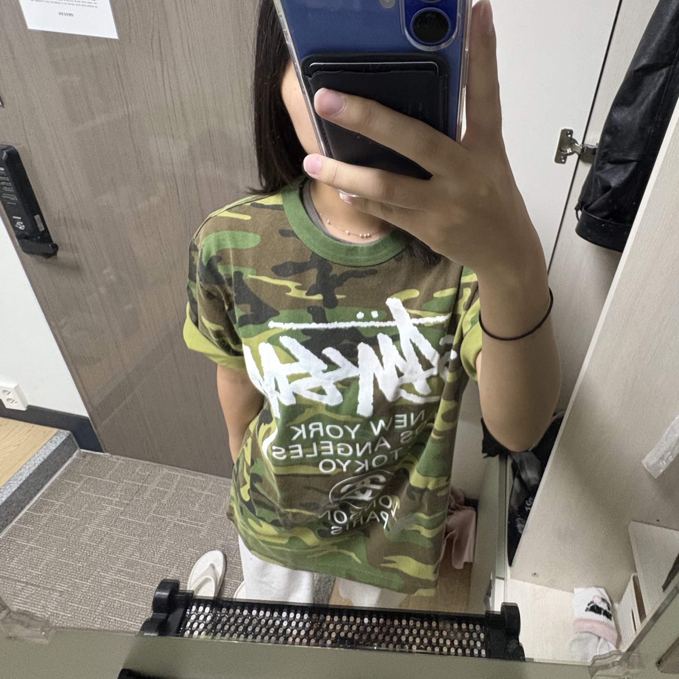 Stussy World Tour T-Shirts Camo 2025 착용 스타일 - 1