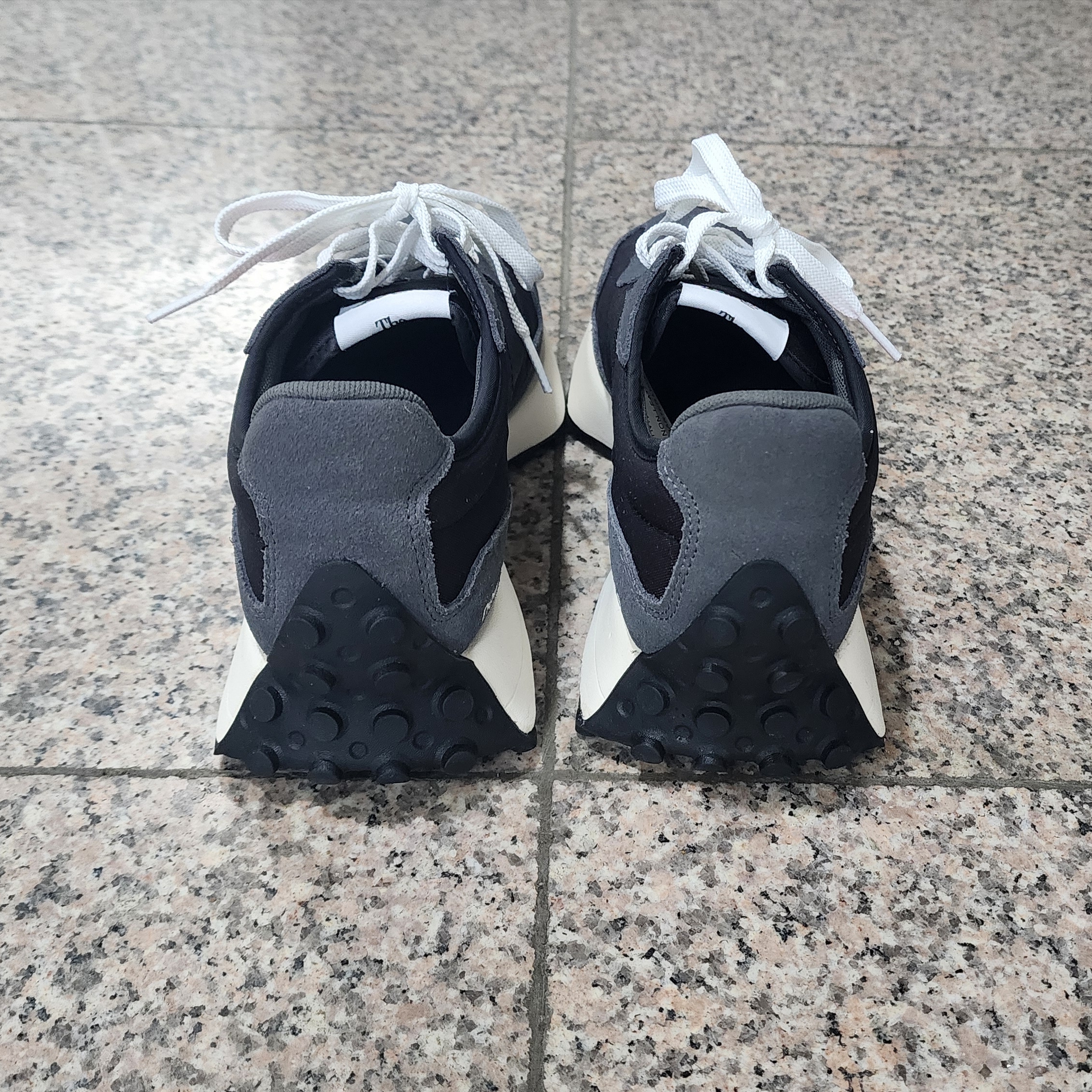 New Balance 327 Magnet Team Red 착용 스타일 - 4