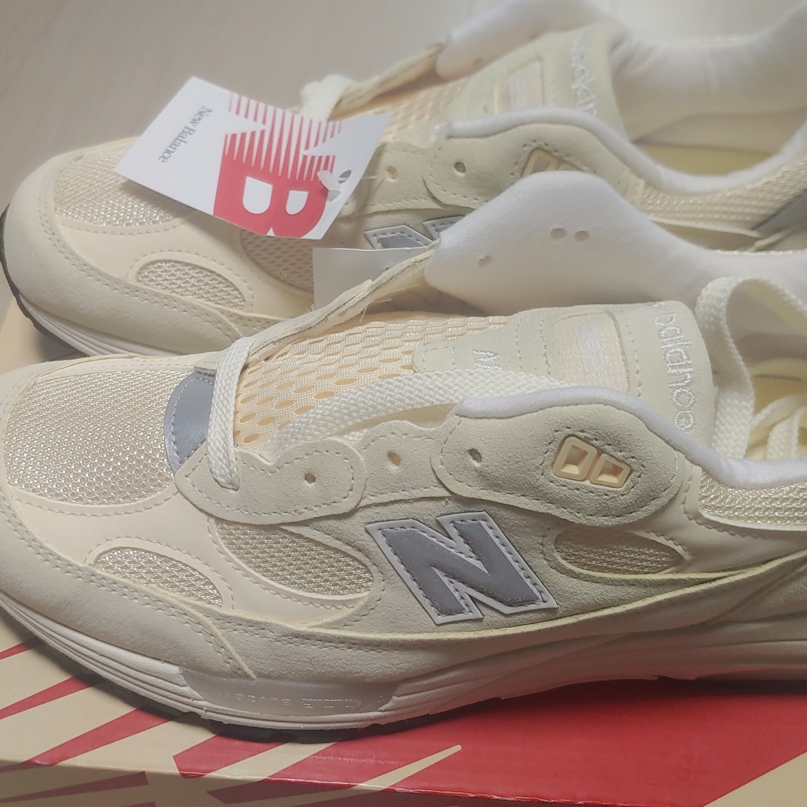 New Balance 992 Made in USA Calcium Raw Cashew 착용 스타일