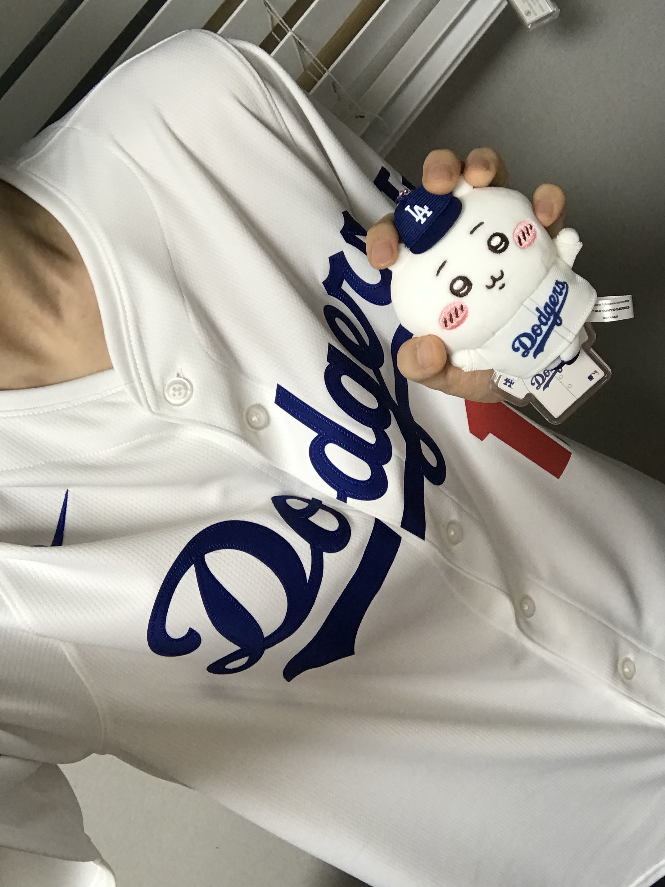 Nike MLB Los Angeles Dodgers Shohei Ohtani Home Limited Jersey White, Chiikawa x MLB Tokyo Series Mascot Keyring Chiikawa LA Dodgers 착용 스타일
