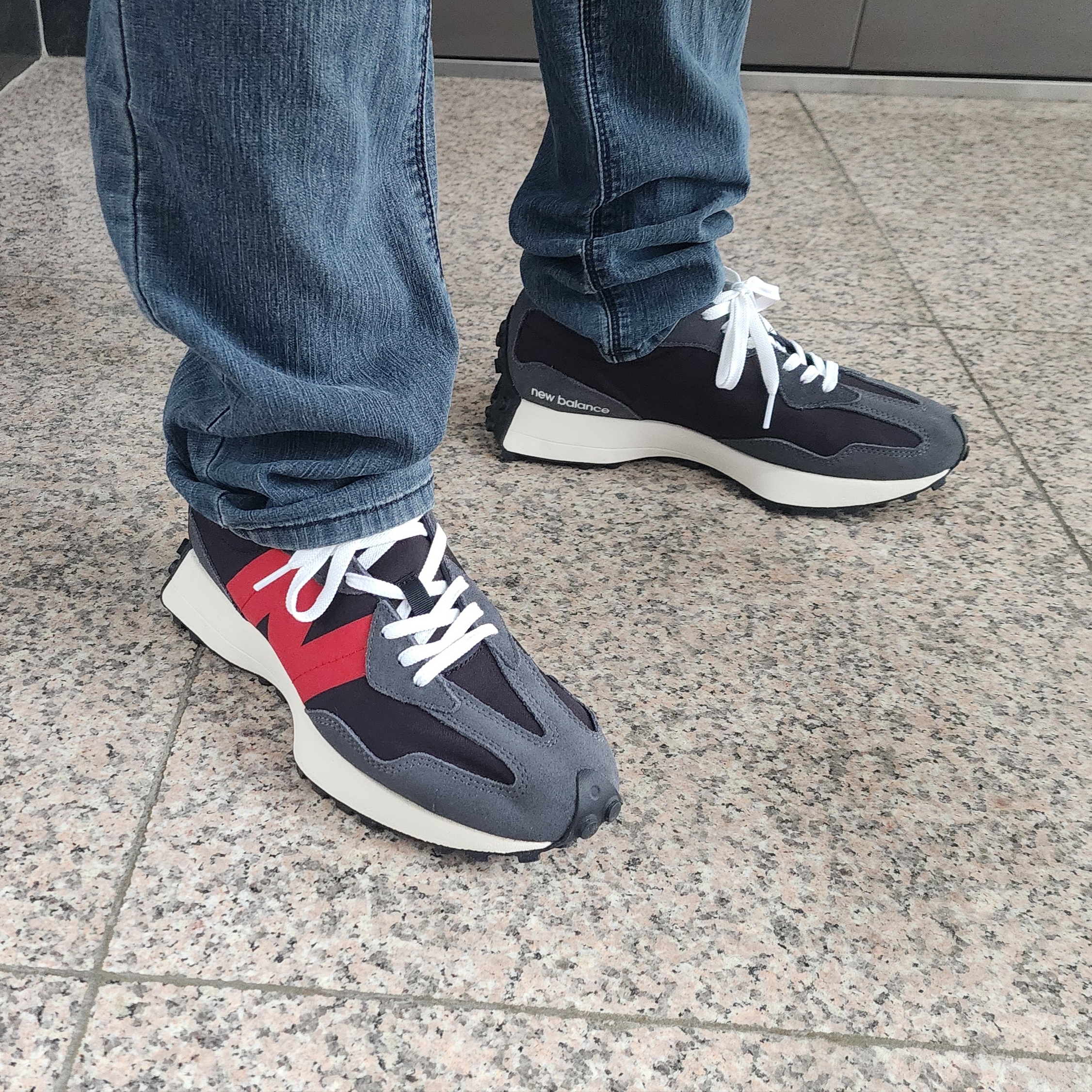 New Balance 327 Magnet Team Red 착용 스타일