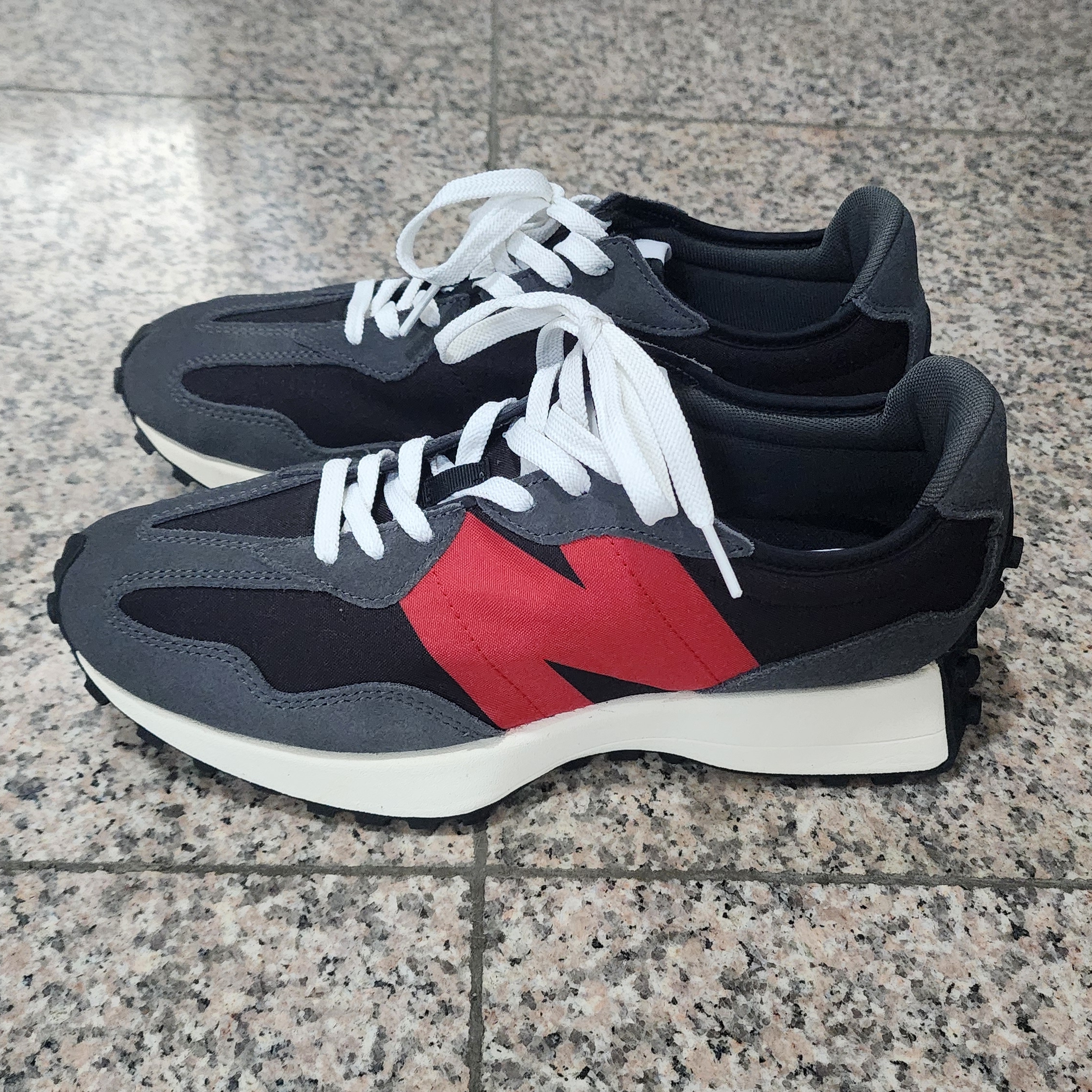 New Balance 327 Magnet Team Red 착용 스타일 - 1