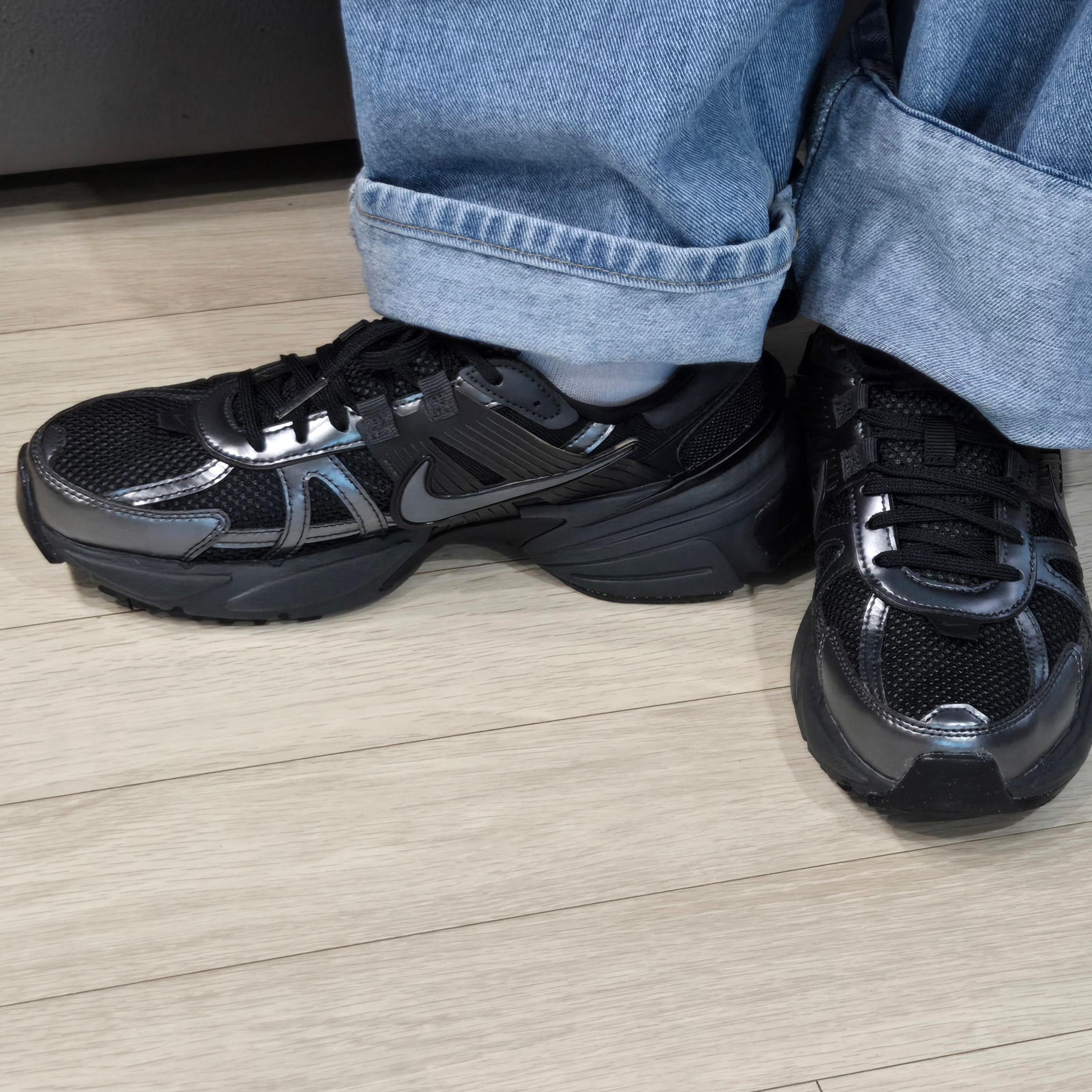 Nike V2K Run Black Anthracite 착용 스타일