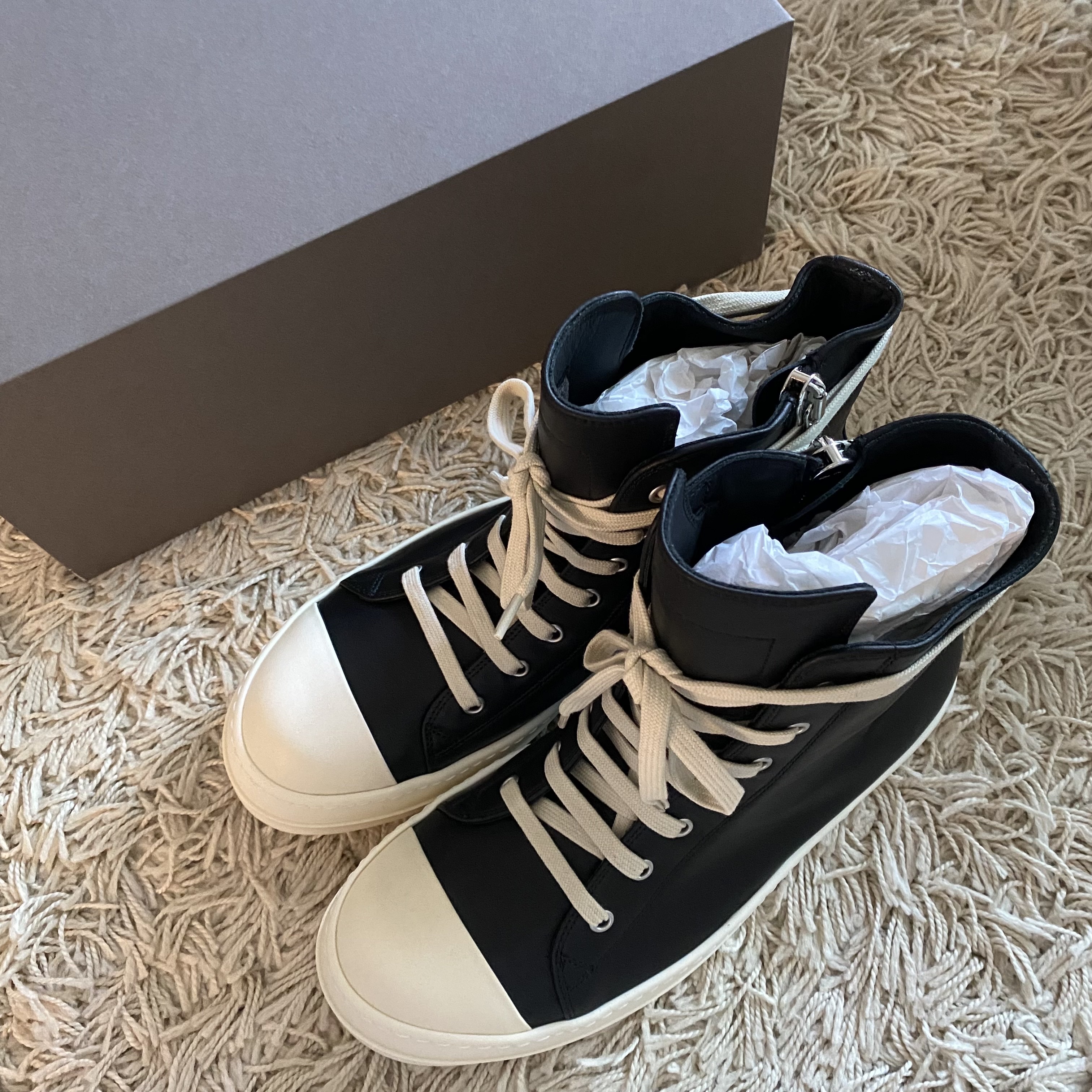 Rick Owens Full Grain Calf Leather Sneakers Black Milk White, Rick Owens Concordians High Sneakers Black Milk 착용 스타일