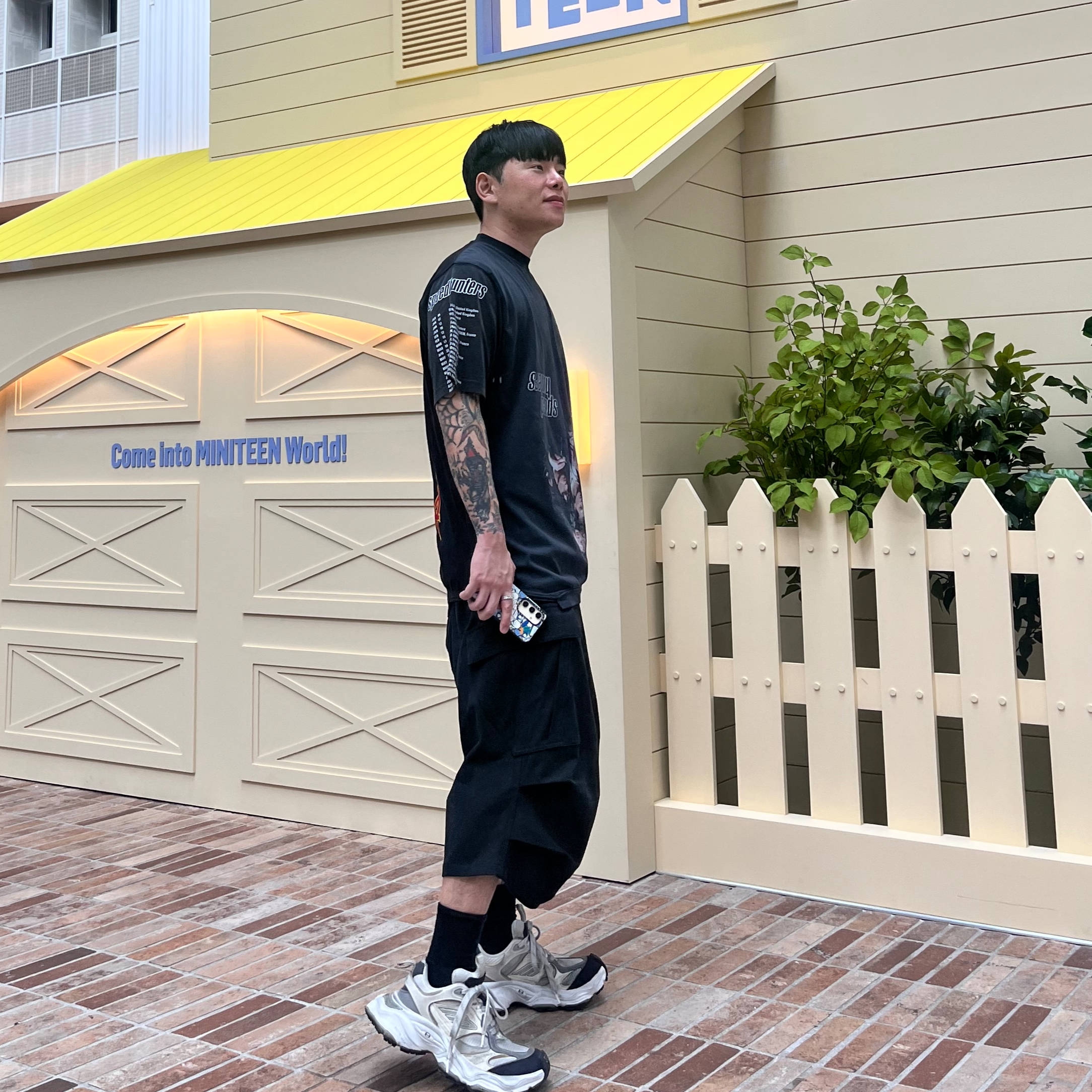 Balenciaga Oversized Speed Hunter Upside Down T-Shirt Black, Balenciaga Cargo Sneakers White Grey 착용 스타일 - 1
