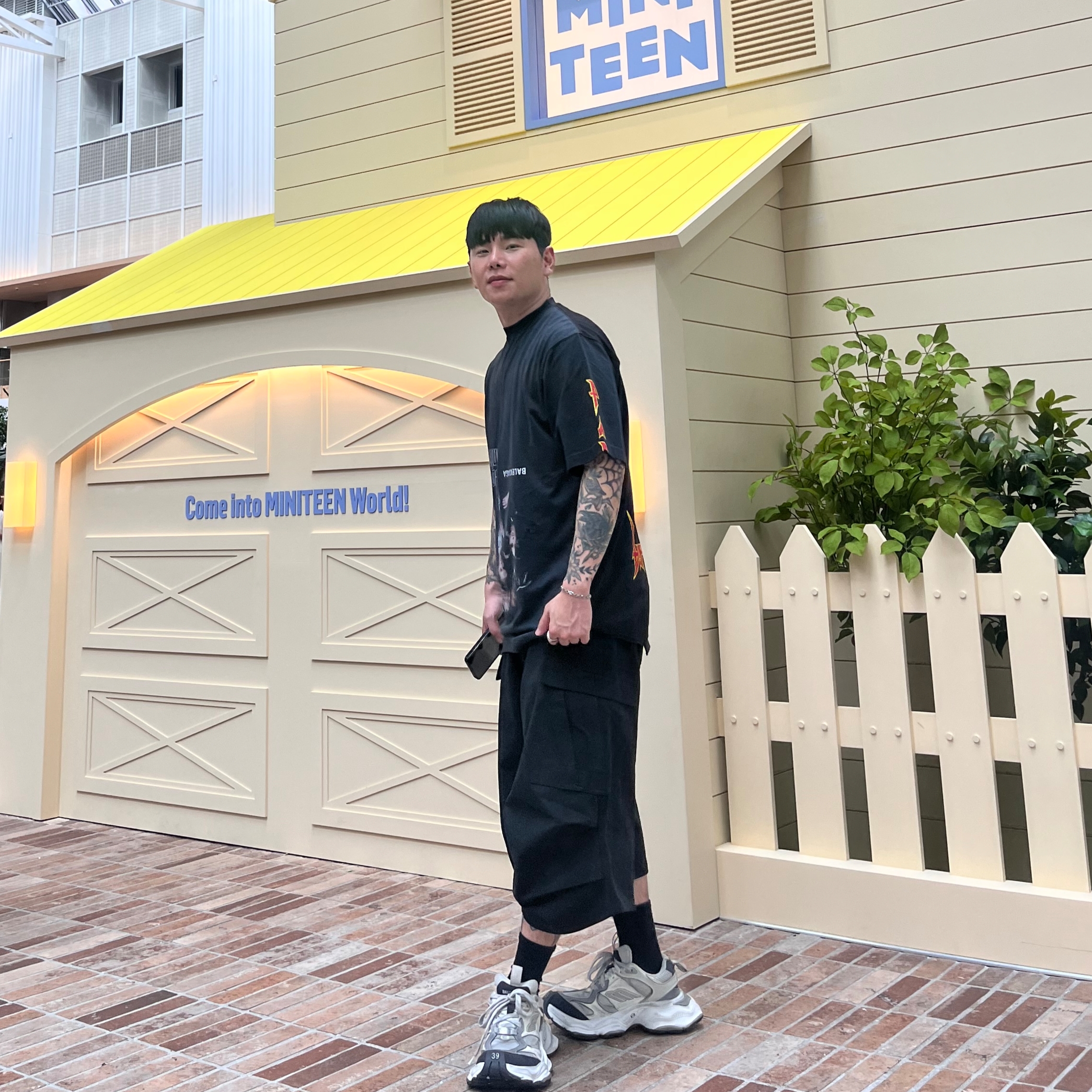 Balenciaga Oversized Speed Hunter Upside Down T-Shirt Black, Balenciaga Cargo Sneakers White Grey 착용 스타일 - 2