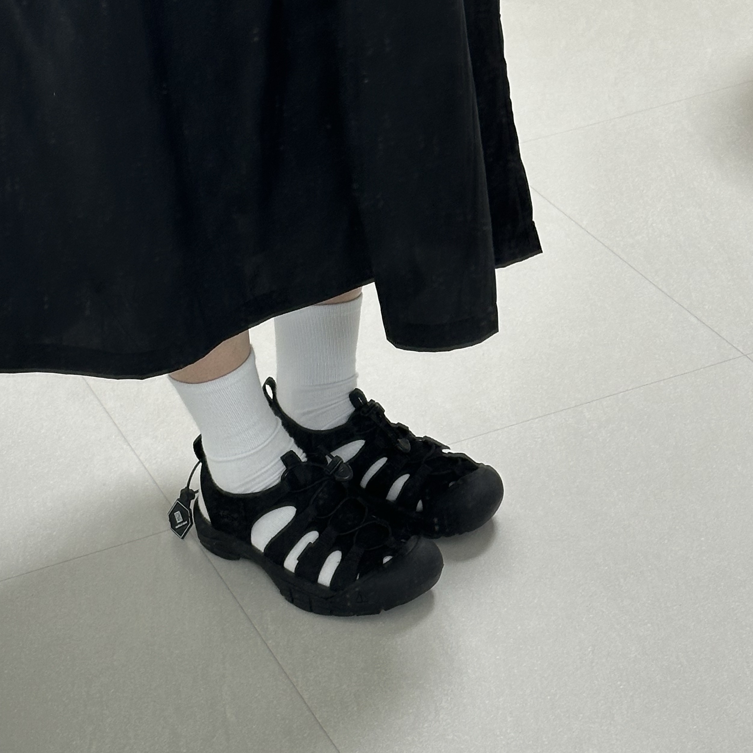 (W) Keen Newport H2 Triple Black 착용 스타일