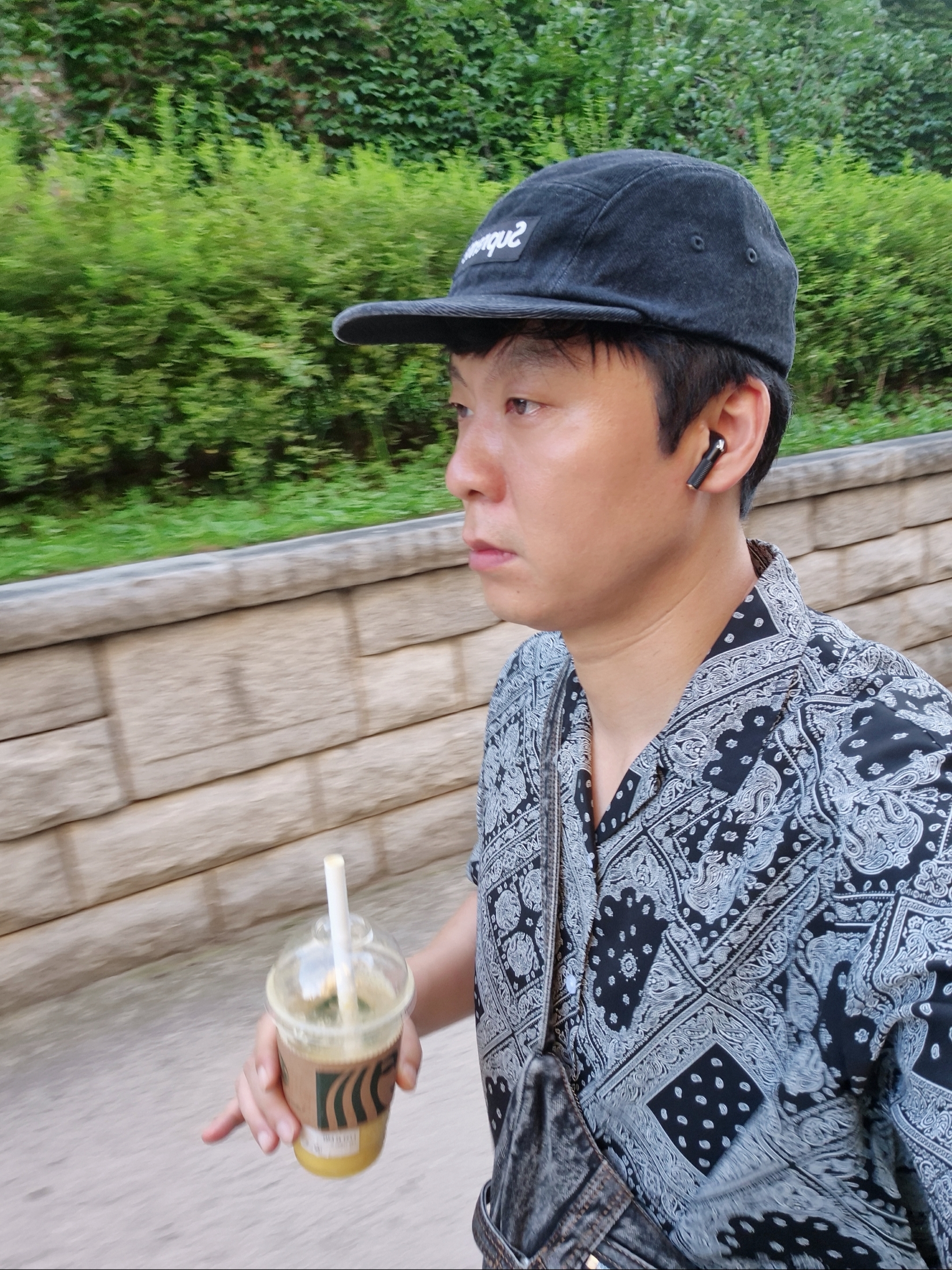 Matin Kim Matin Washed Denim Mini Hobo Bag Black, Supreme Denim Camp Cap Black - 24FW 착용 스타일 - 6