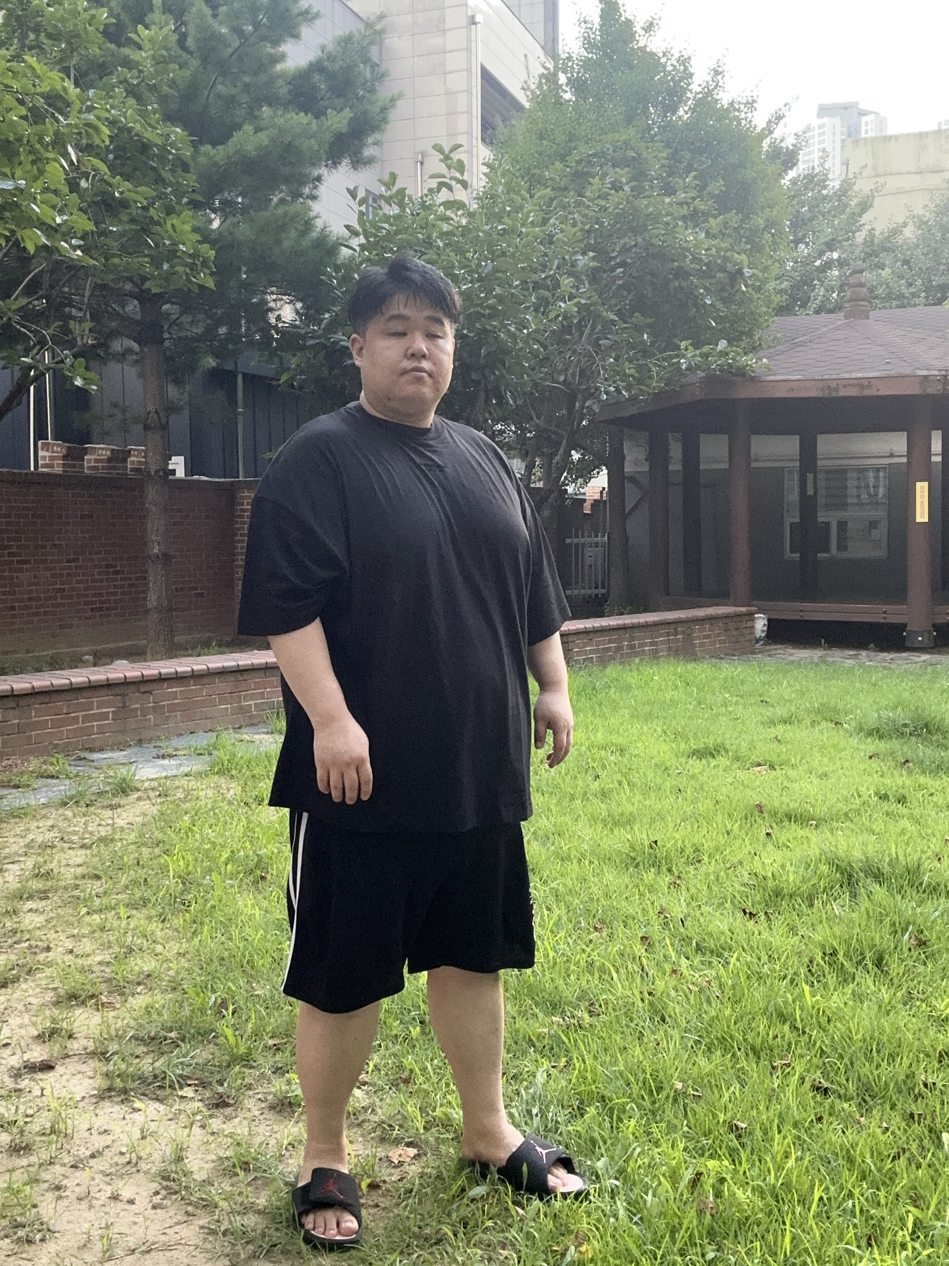 Essentials T-Shirt Jet Black - 23FW 착용 스타일