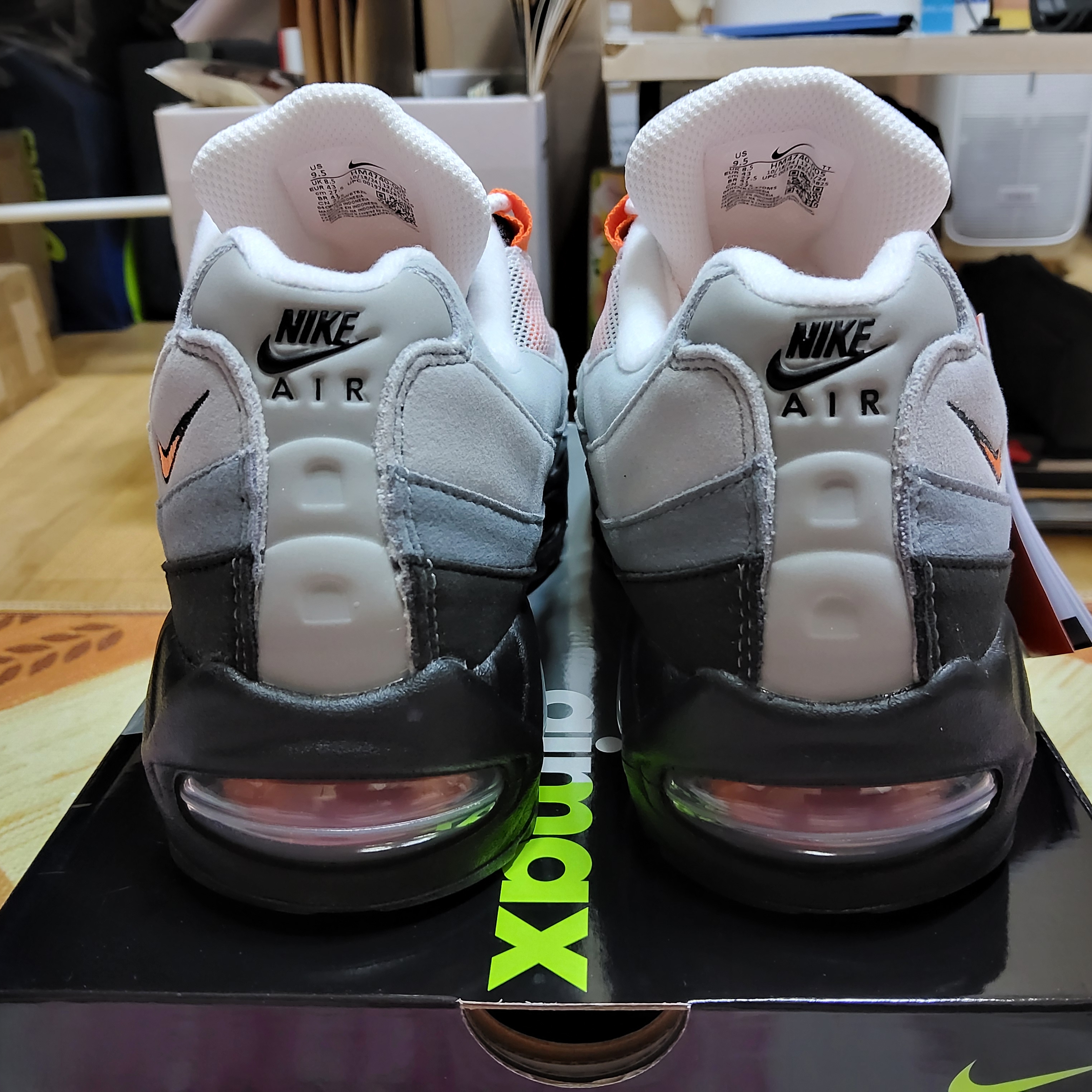 Nike Air Max 95 OG Bright Mandarin 착용 스타일 - 3